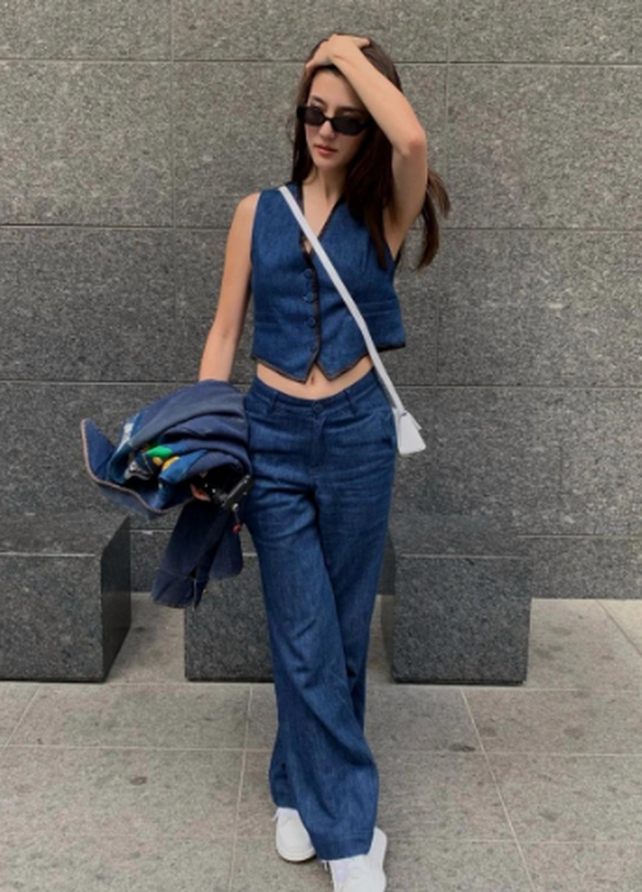 吴千语外出逛街好潇洒,一身牛仔服太酷了,男朋友帮她拍照尽显明星味