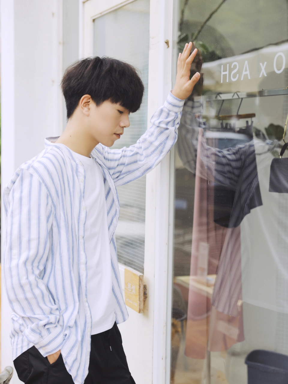 抖音歌手刘大壮 水边咖啡馆拍照 给刘大壮合作了两组写真照片 第一组