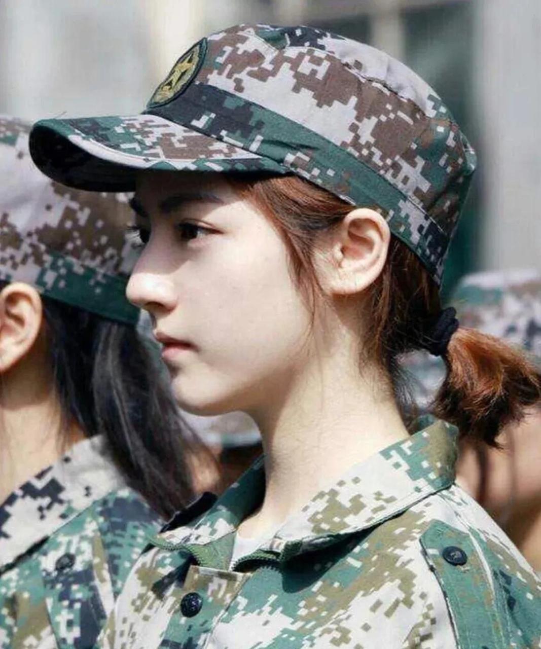 这是学生时代的迪丽热巴吗?连侧颜也那么清新脱俗,太好看了. #娱乐