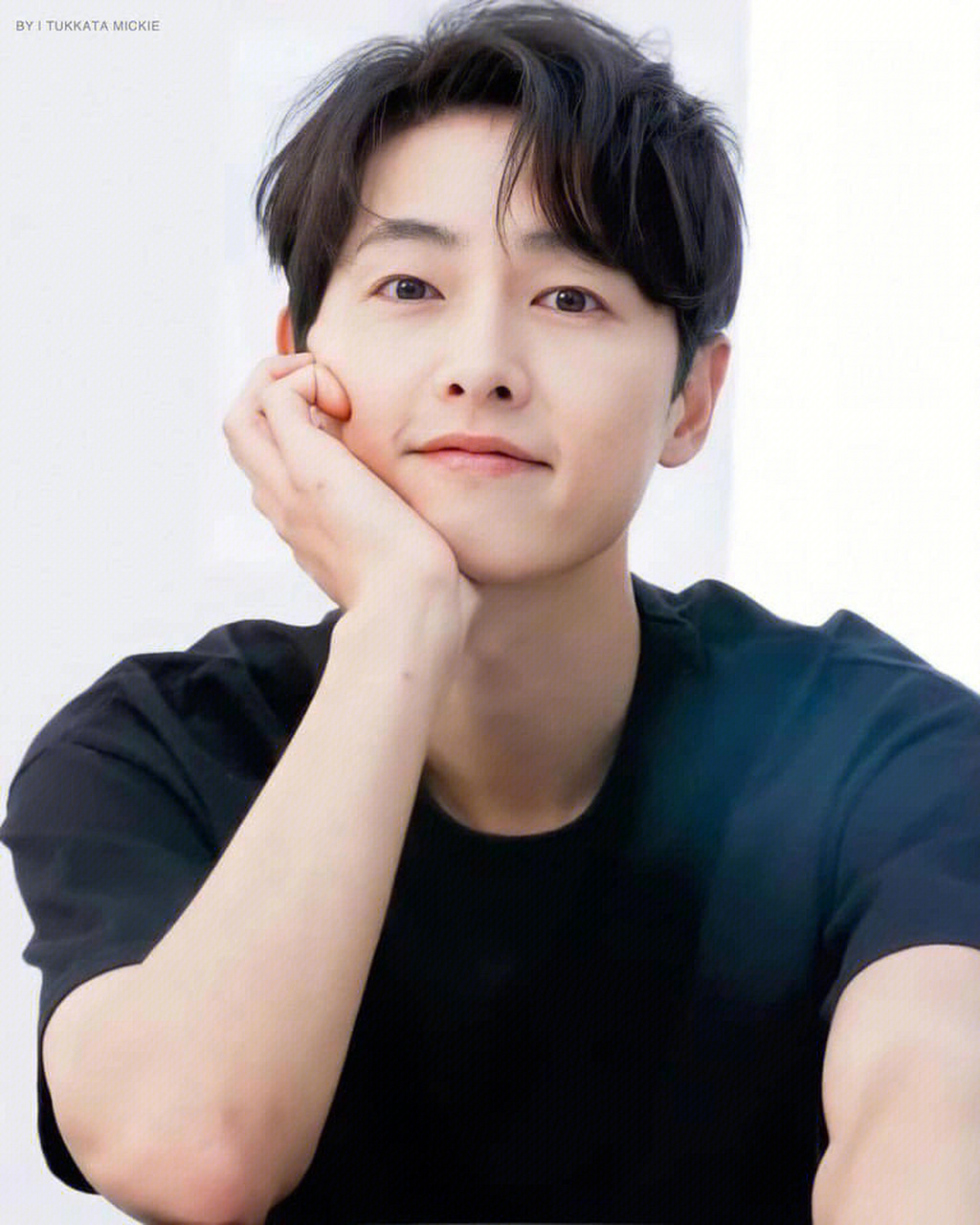 宋仲基的经纪公司对外公布了宋仲基的恋情,但对于女方身份等细节,公司