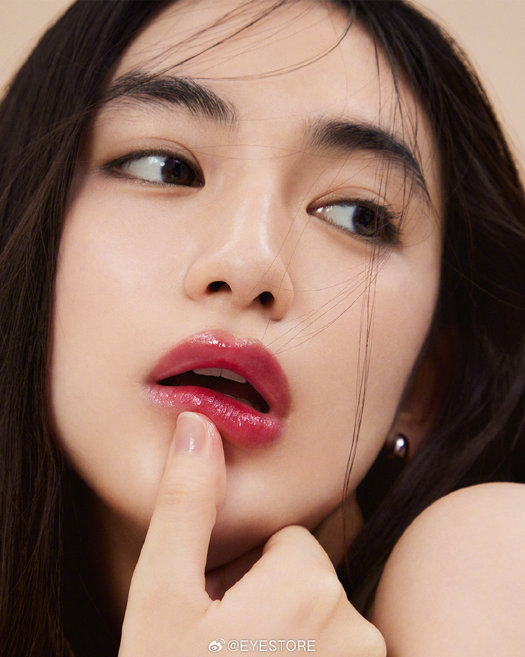 八木莉可子秋日限定妆容,大气明艳的大地色系眼影搭配枫叶色唇妆,营造