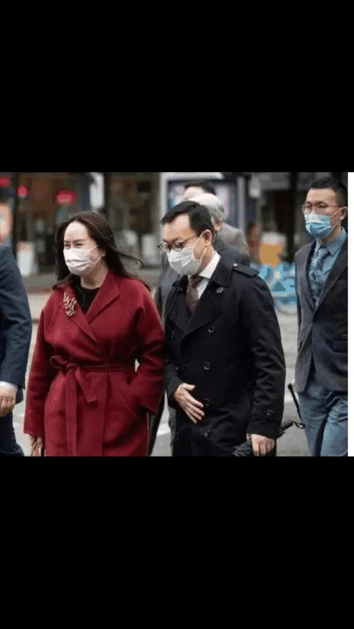 孟晚舟一袭酒红色大衣温柔优雅,高贵又不失女人味!