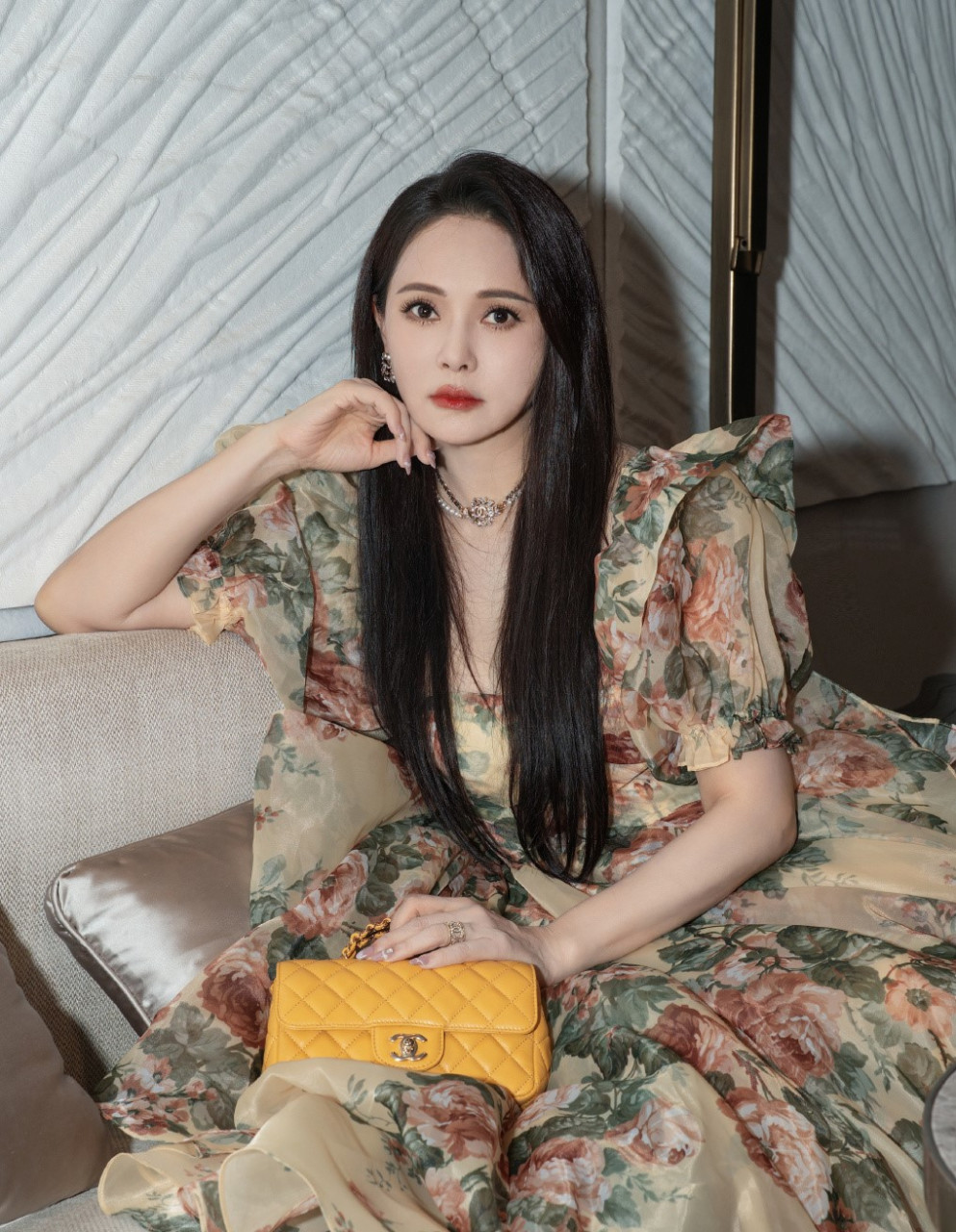 星闻#  伊能静身穿黄色印花公主裙,优雅魅力绽放.