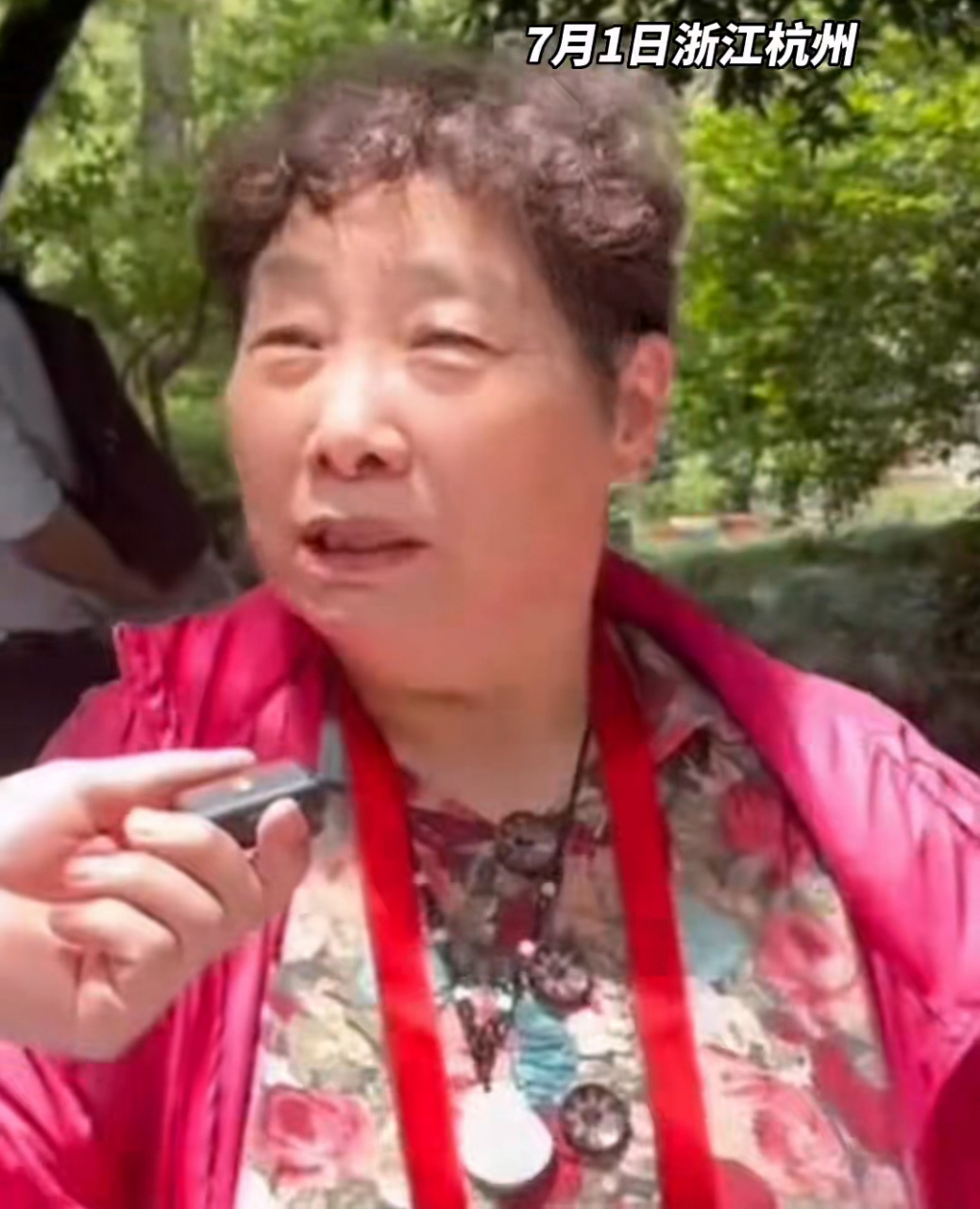 一大妈接受采访时, 说她儿子工资5000块, 孩子生出来就叫优秀, 我