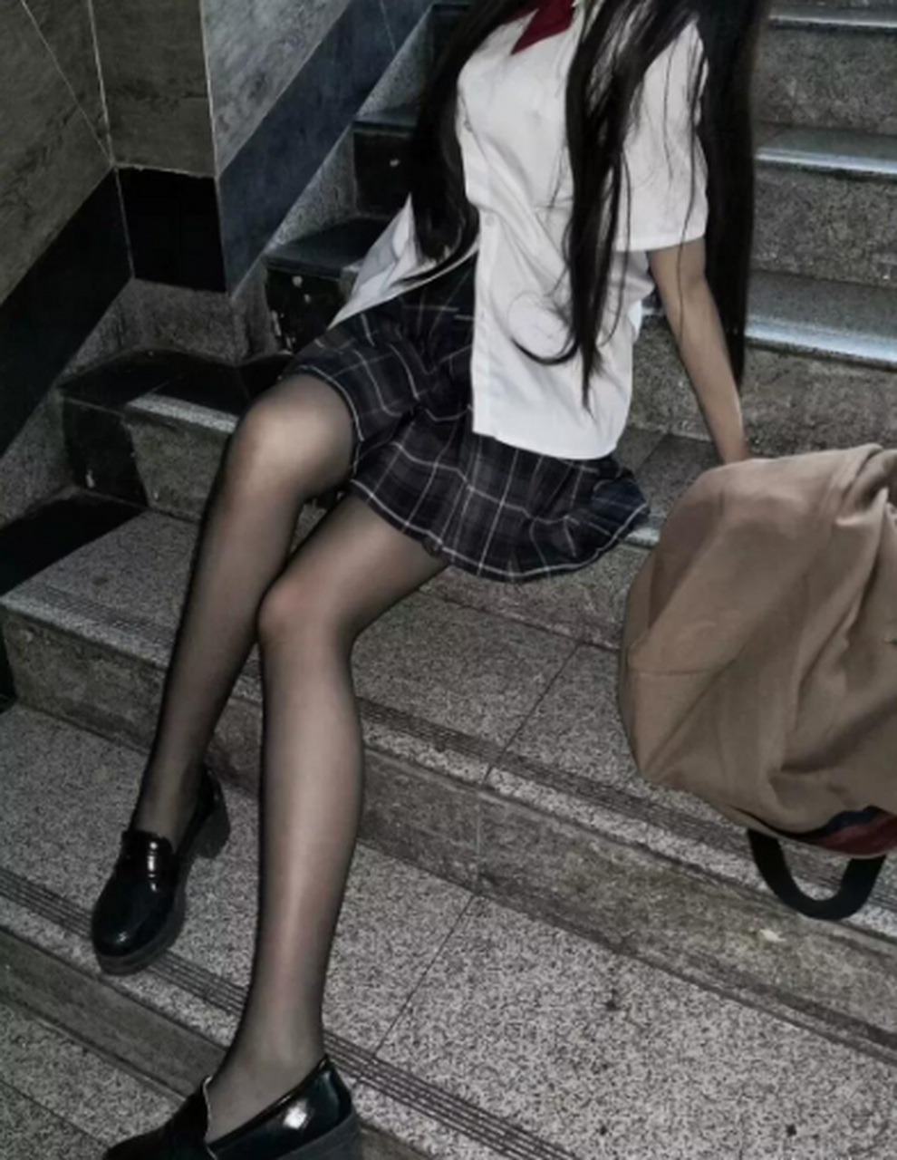 当jk裙,乐福鞋,黑丝袜遇上元气满满的少女