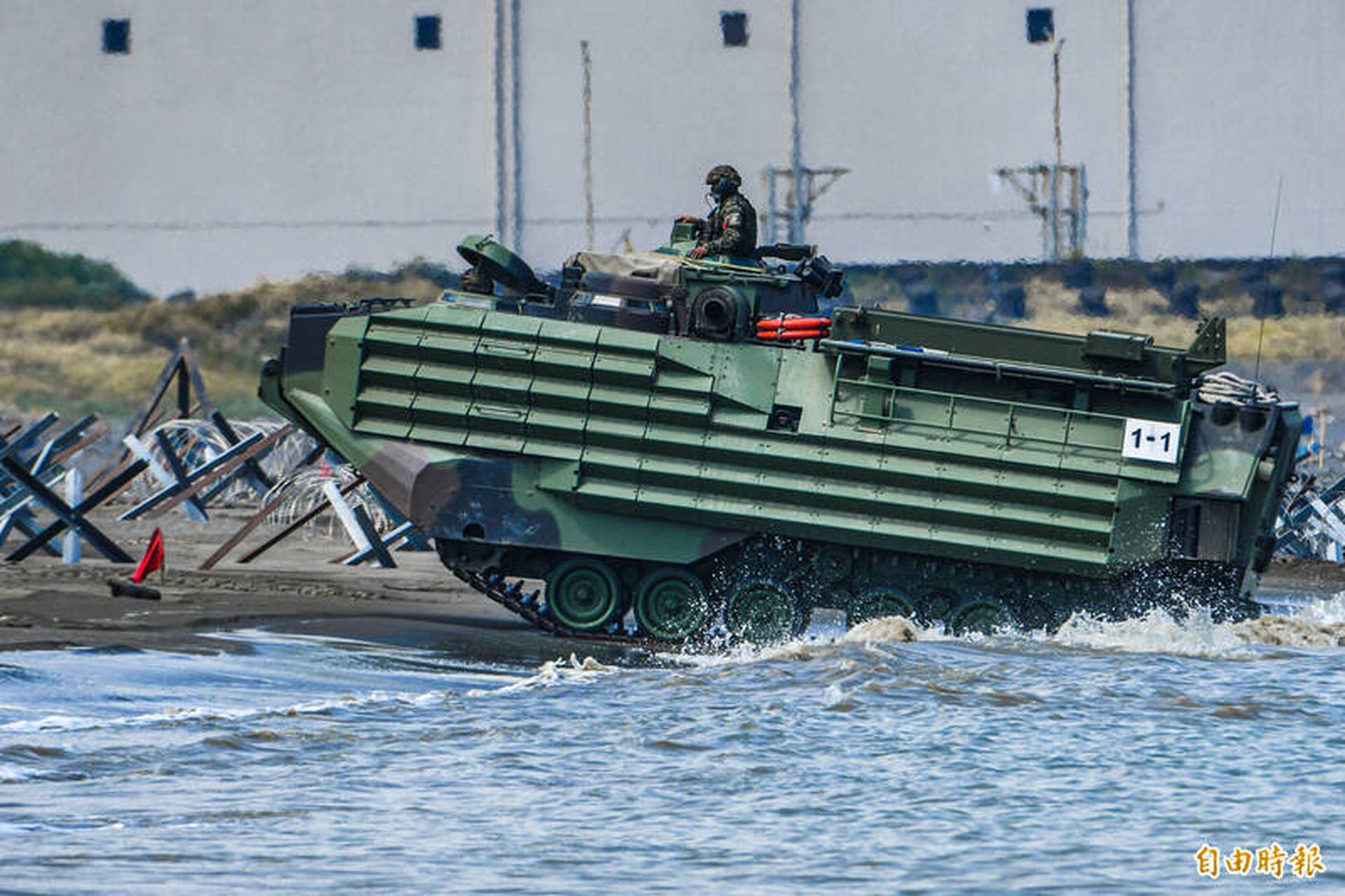 【台军反登陆演习幻想"金门战役"重演】1949年10月24日,金门国民党