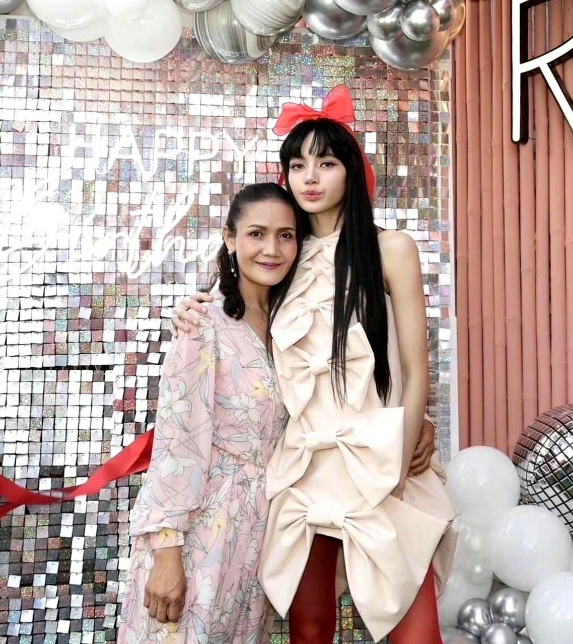 lisa与她的父母一同庆祝生日,场面非常温馨.