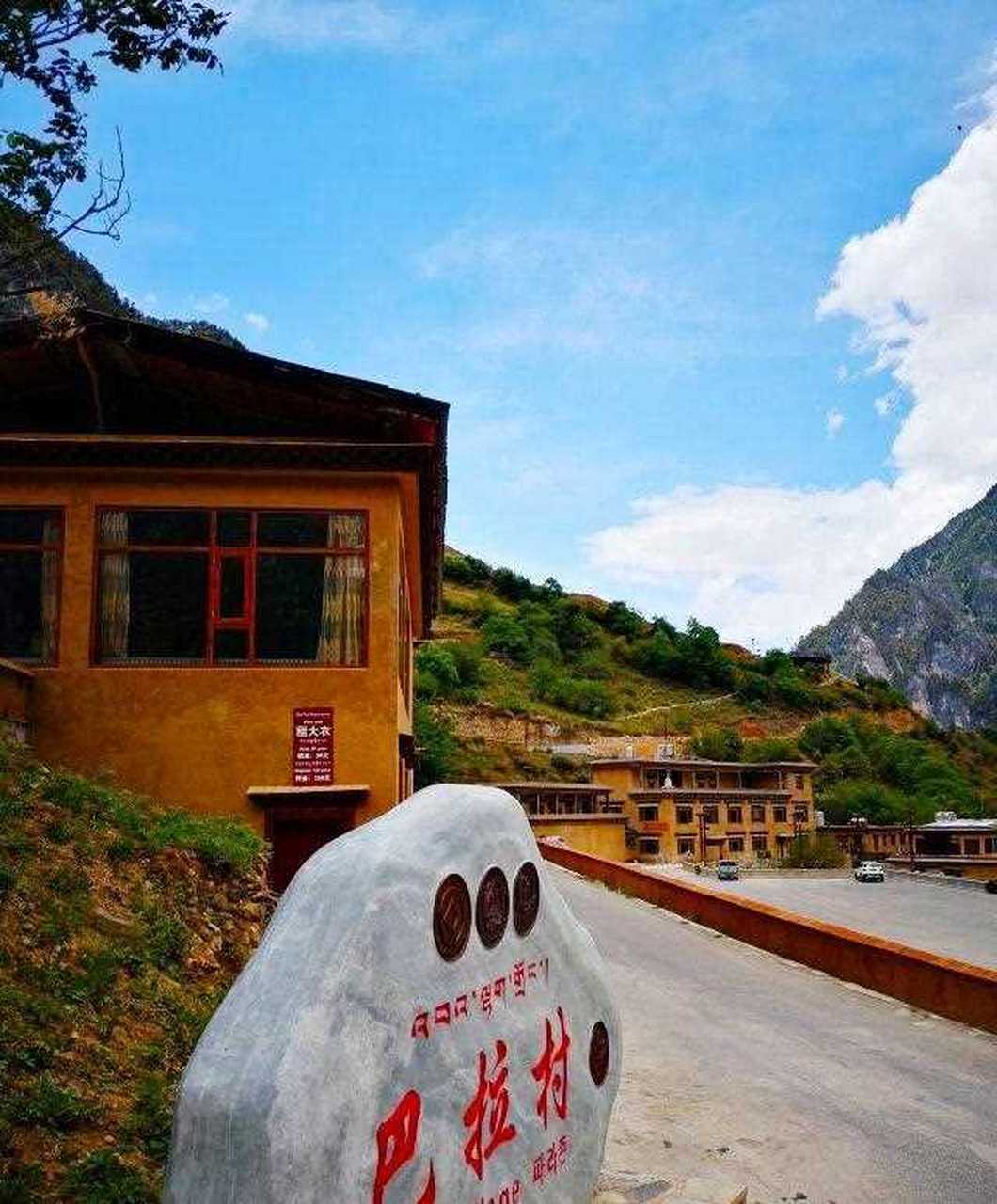 在这里,你既可以远眺耸立的班丹拉姆神山,亦可俯视香格里拉大峡谷.