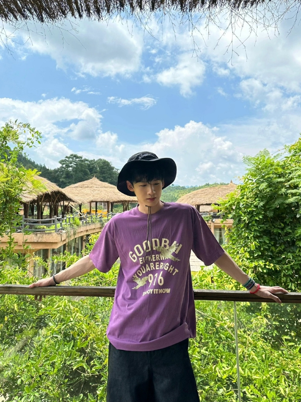 白敬亭现在就出发见面会单人精彩cut,节目里吃的粉条没熟,被夸戏好