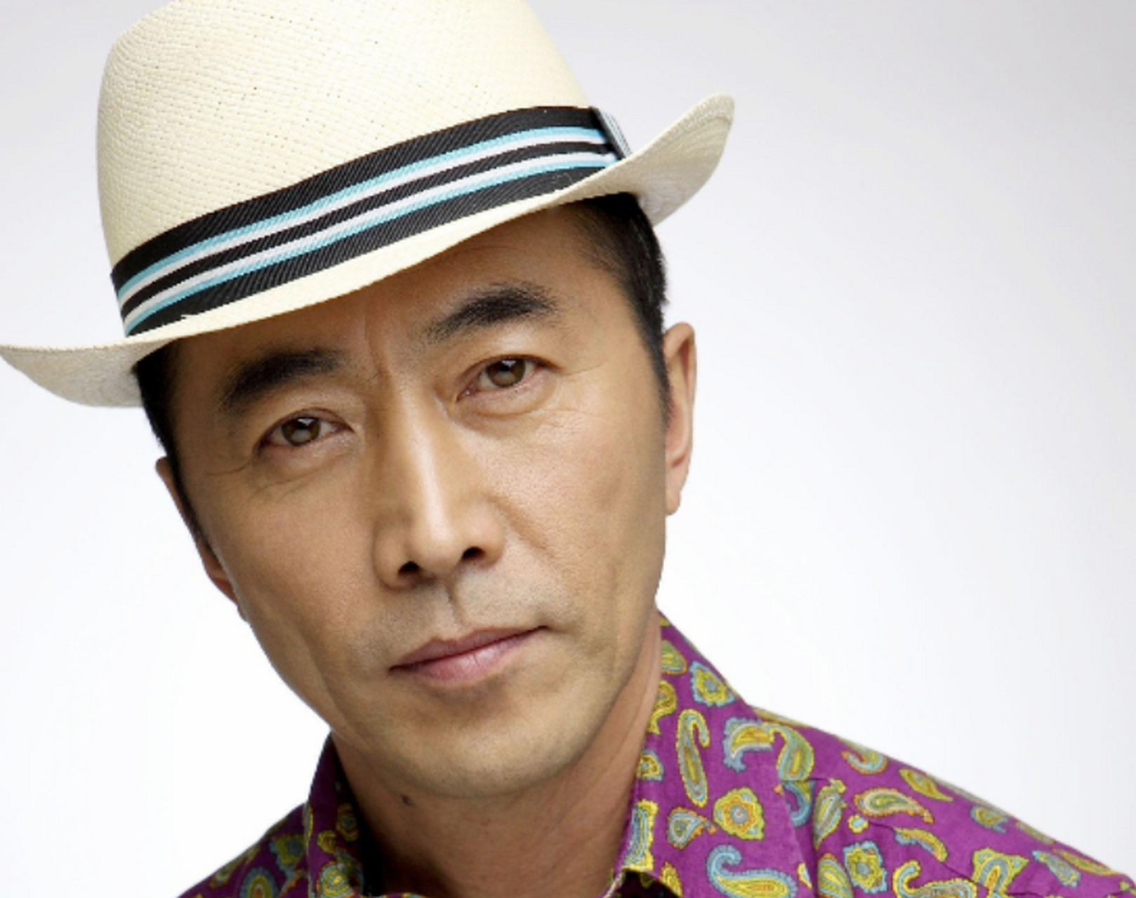 演员郑晓宁与林海海离婚后,49岁再婚娶小娇妻,50岁当父亲不敢老!