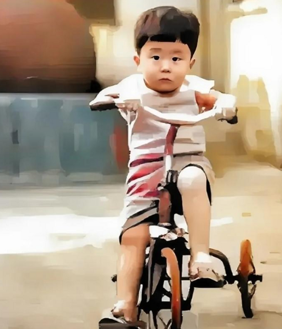 照片中的小男孩是幼年时期的安培晋三,根据资料显示,他的外祖父岸信