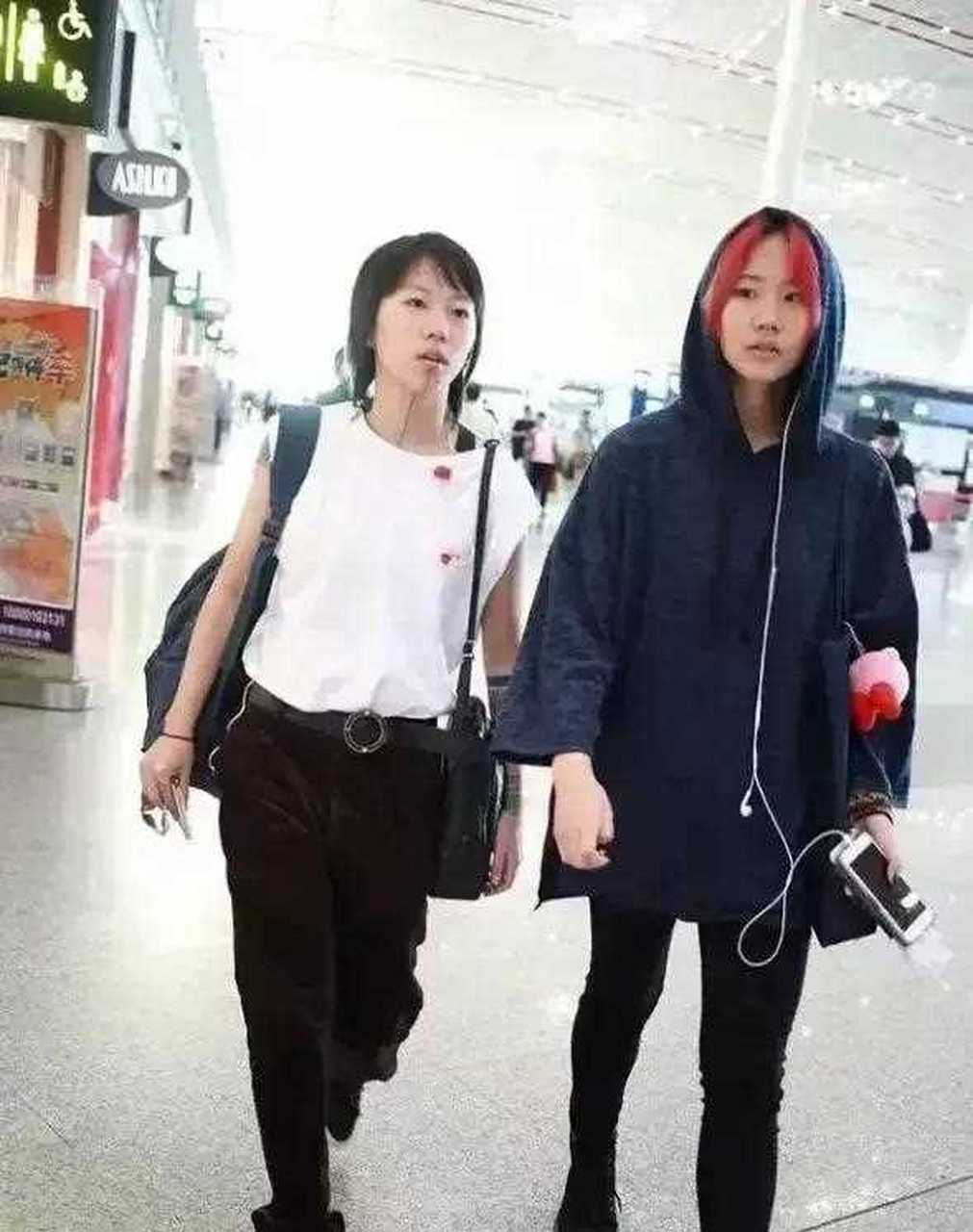 王菲的大女儿窦靖童携妹妹窦家媛又机场,姐妹俩长得真像,都是短发造型