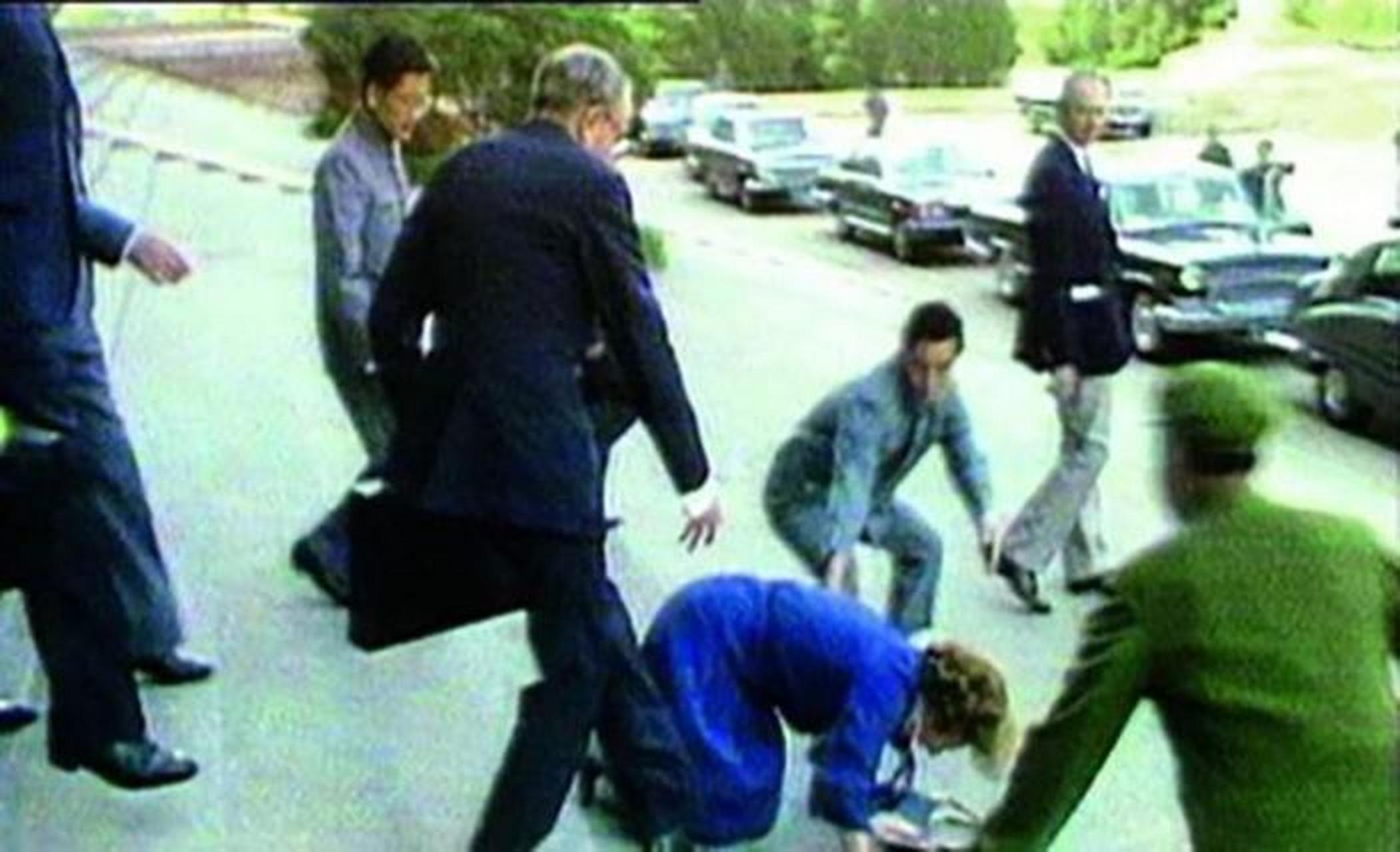 撒切尔夫人在人民大会堂前摔倒