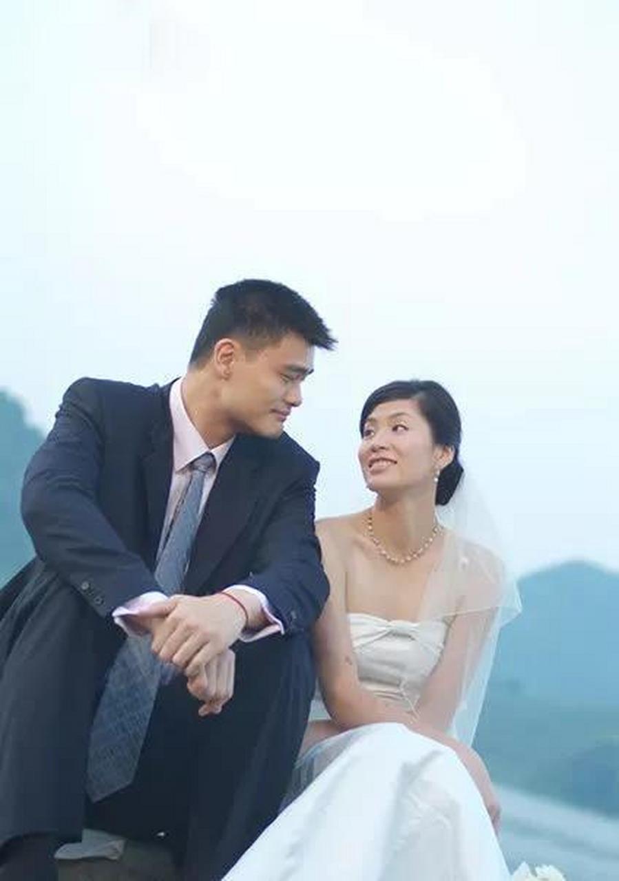 当年,叶莉嫁给身高2米26体重400多斤的姚明后,她开玩笑的说:"睡觉之前