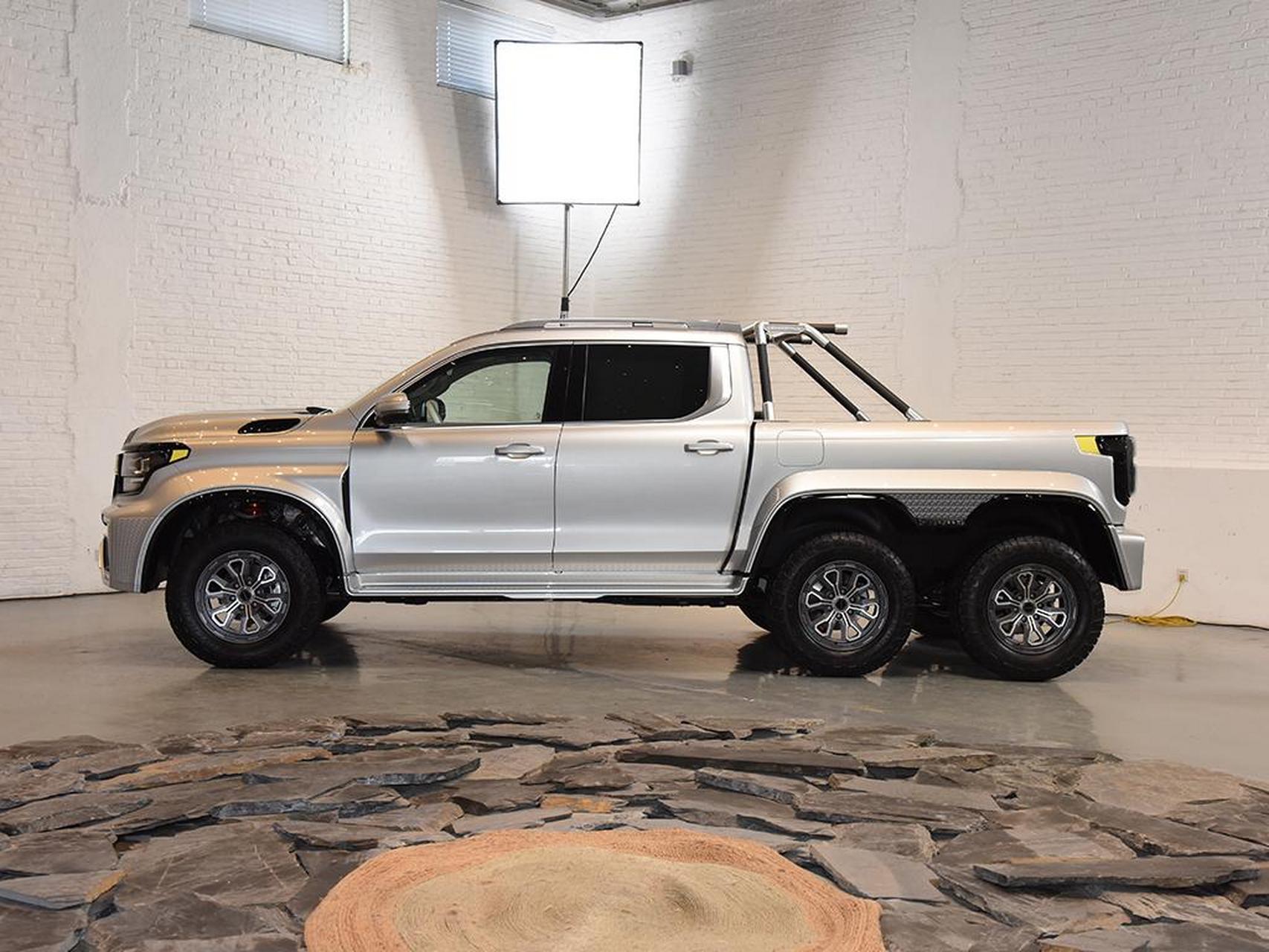 长城炮6x6皮卡亮相车展,新车外形十分霸气,采用"3轴6驱"布局,标配5把