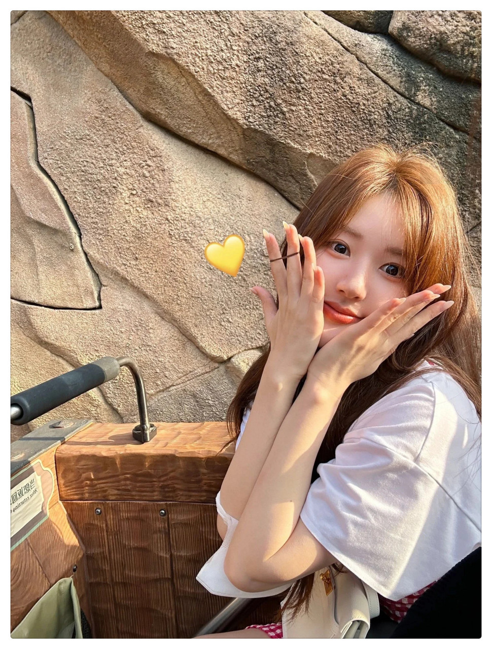 赵露思今日更新了一组在迪士尼乐园的造型  她戴着可爱的兔耳朵发箍