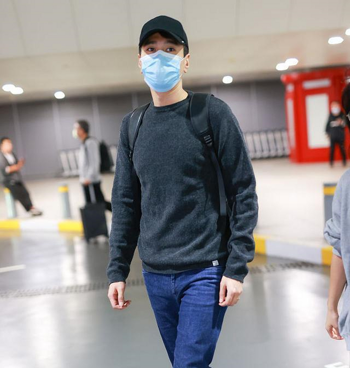 赵又廷穿黑色紧身上衣凸显胸肌 深蓝牛仔裤搭小白鞋简约帅气