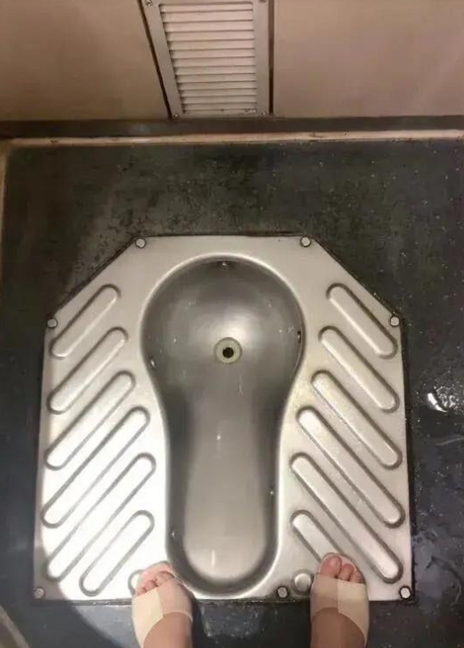 火车上的马桶,不会堵吗?看着那么小的孔我都不敢大号了