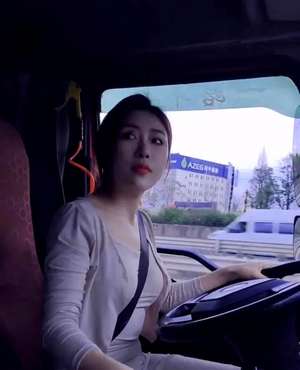 这位女司机开着大货车,技术是否娴熟令人好奇.
