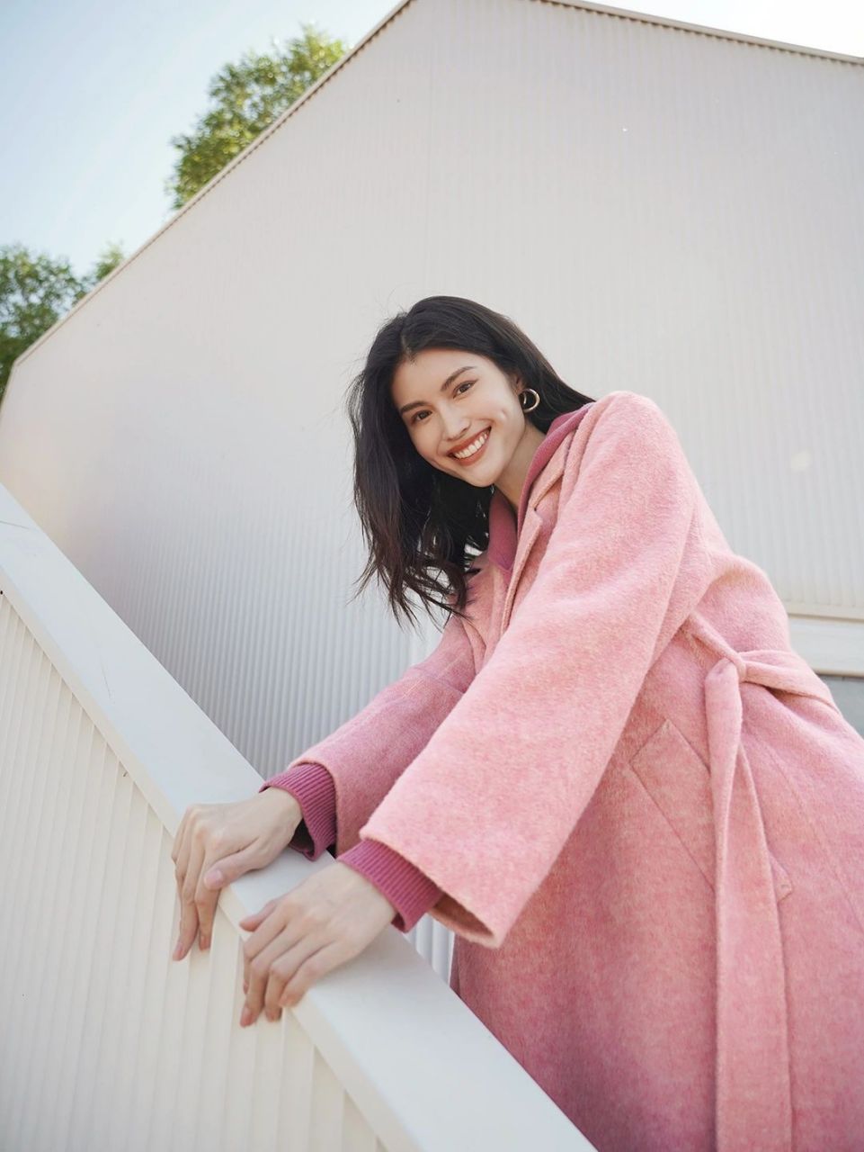 何穗最新私服穿搭珊瑚粉大衣好温柔呀!