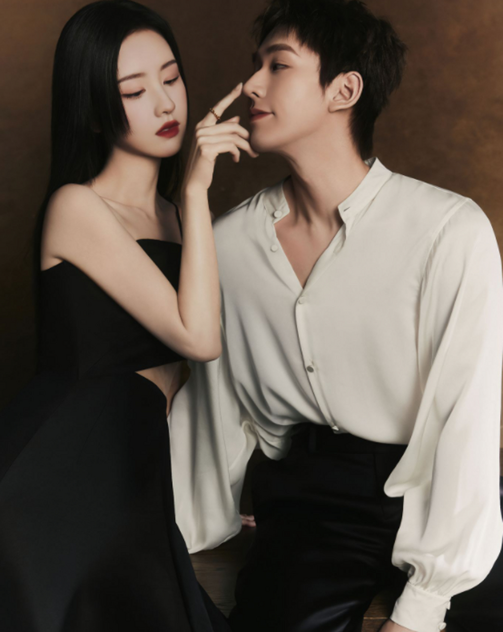 邓为,陈都灵这指尖撩拨,眼神的碰撞,谁看谁不得说一句:"你俩弄啥嘞"