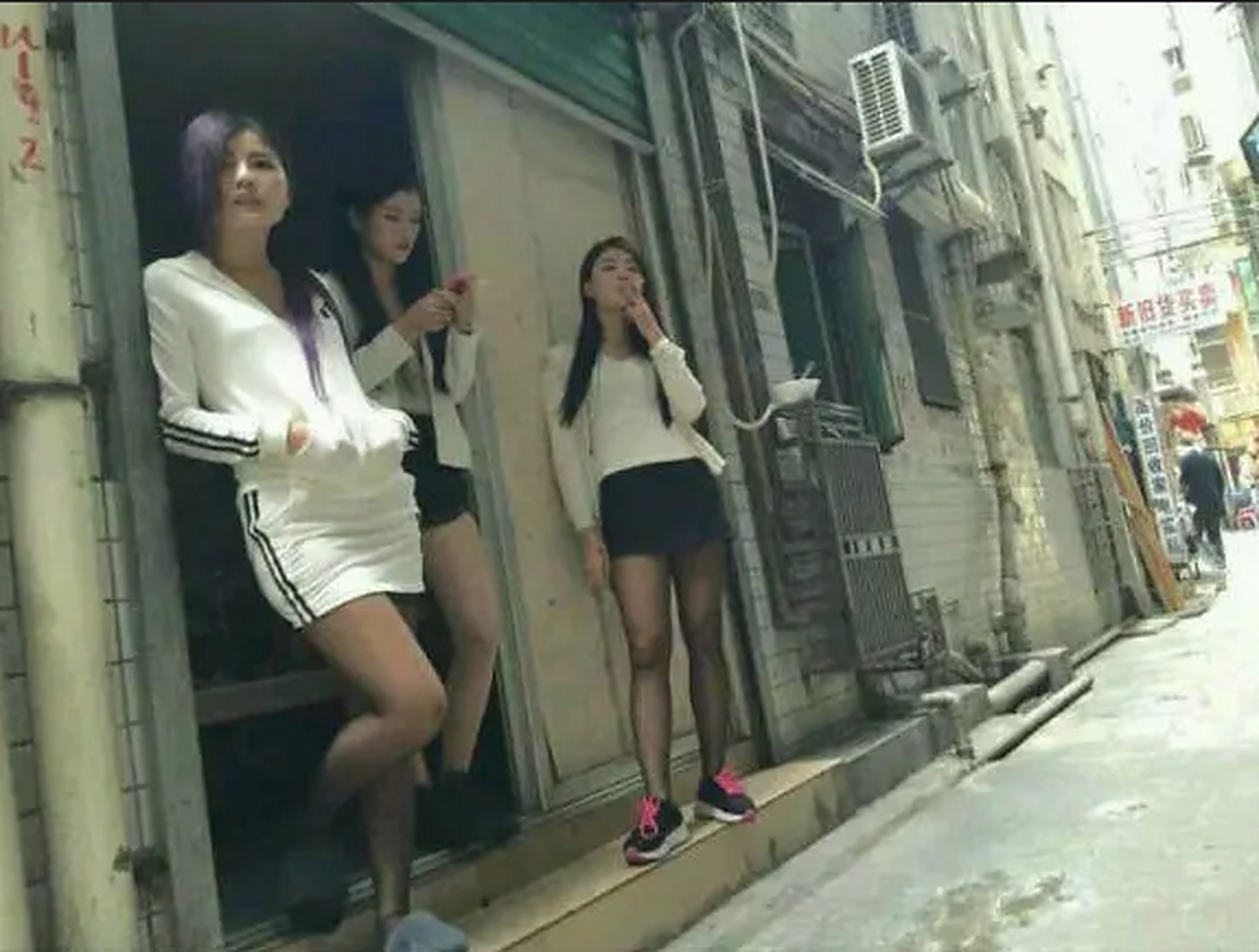 从照片上看,三个女子身材高挑,穿着短裙上衣,打扮得非常时髦,长得都