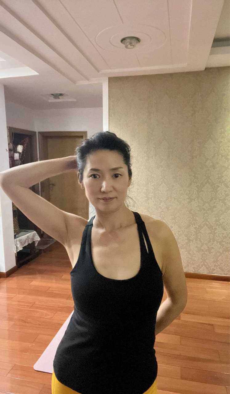 美好的一天从运动开始,核心瑜伽40分钟,谁说50岁的女人就是大妈水桶腰