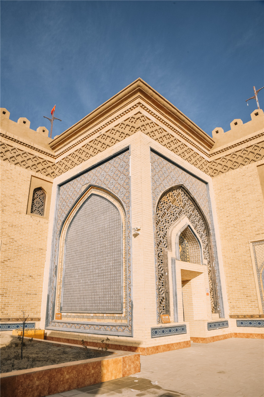 在叶尔羌汗国王宫中,我们来到中央的舞台中,看到当地身穿民族服装的