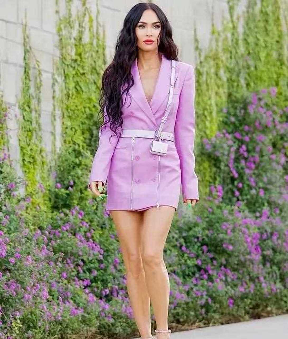 《变形金刚》女主角梅根福克斯最新时尚街拍 [奥利给]