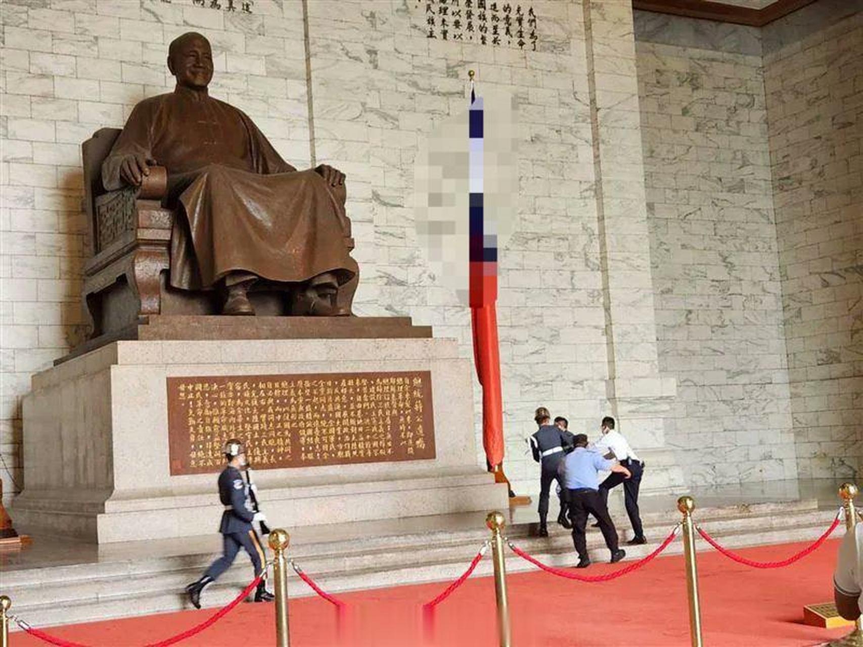 今天(27日)下午14点有男子手持漆弹枪去中正纪念堂呲老蒋铜像