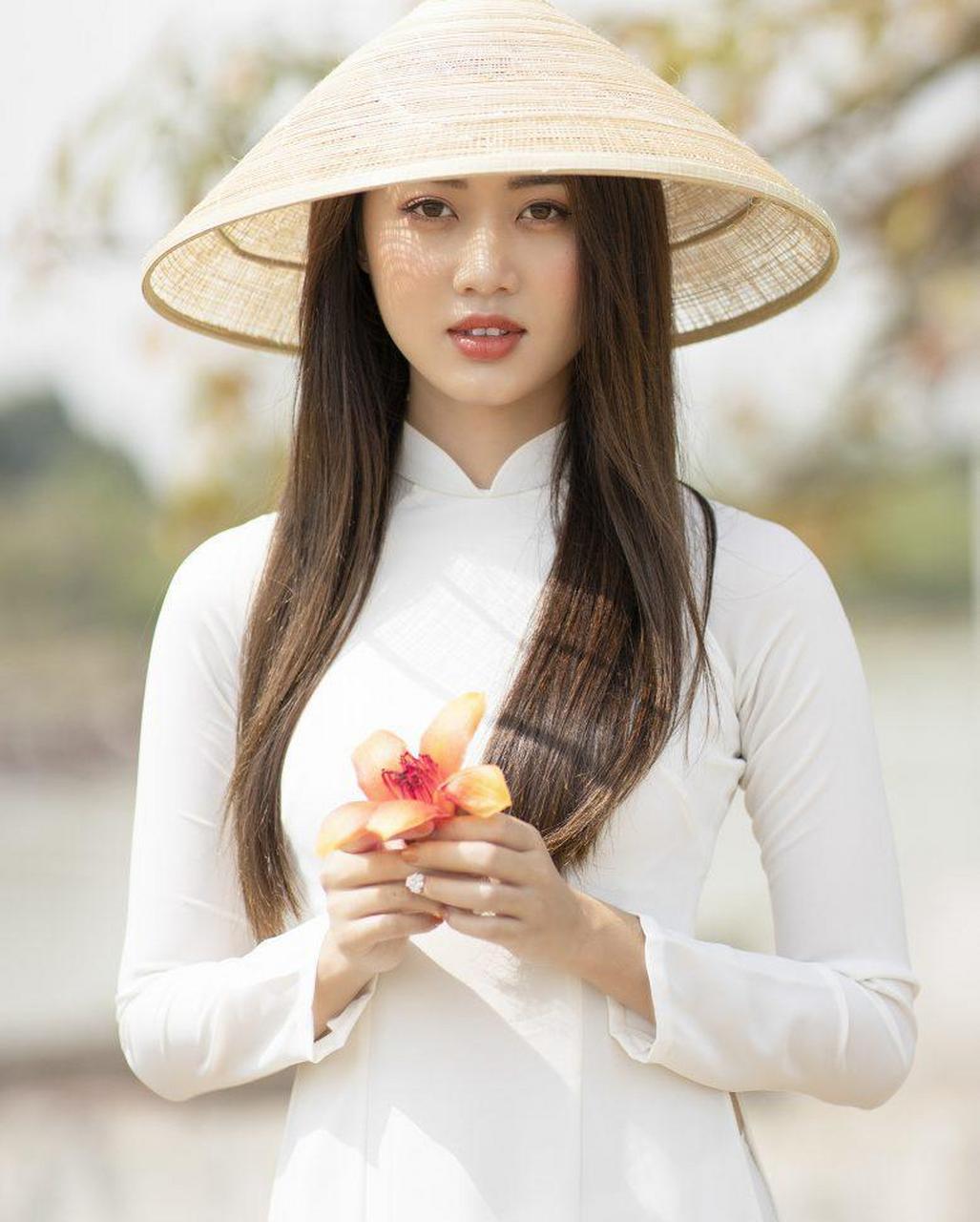 戴着斗笠,身穿奥黛,越南小姐姐虽然颜值一般,但给人的感觉很不错