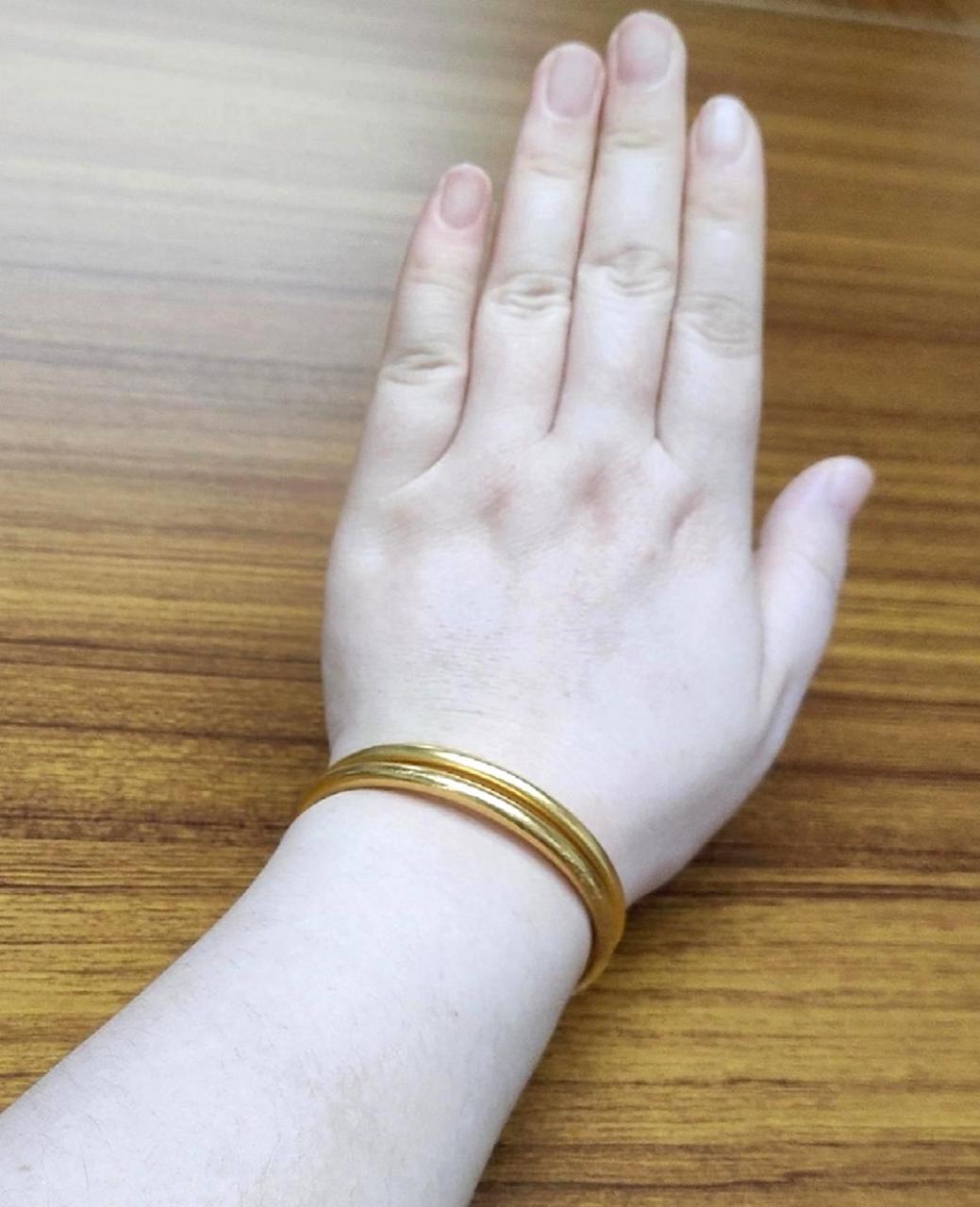 四个手背上都有肉窝,被称为"富贵窝",象征着财富和荣耀.