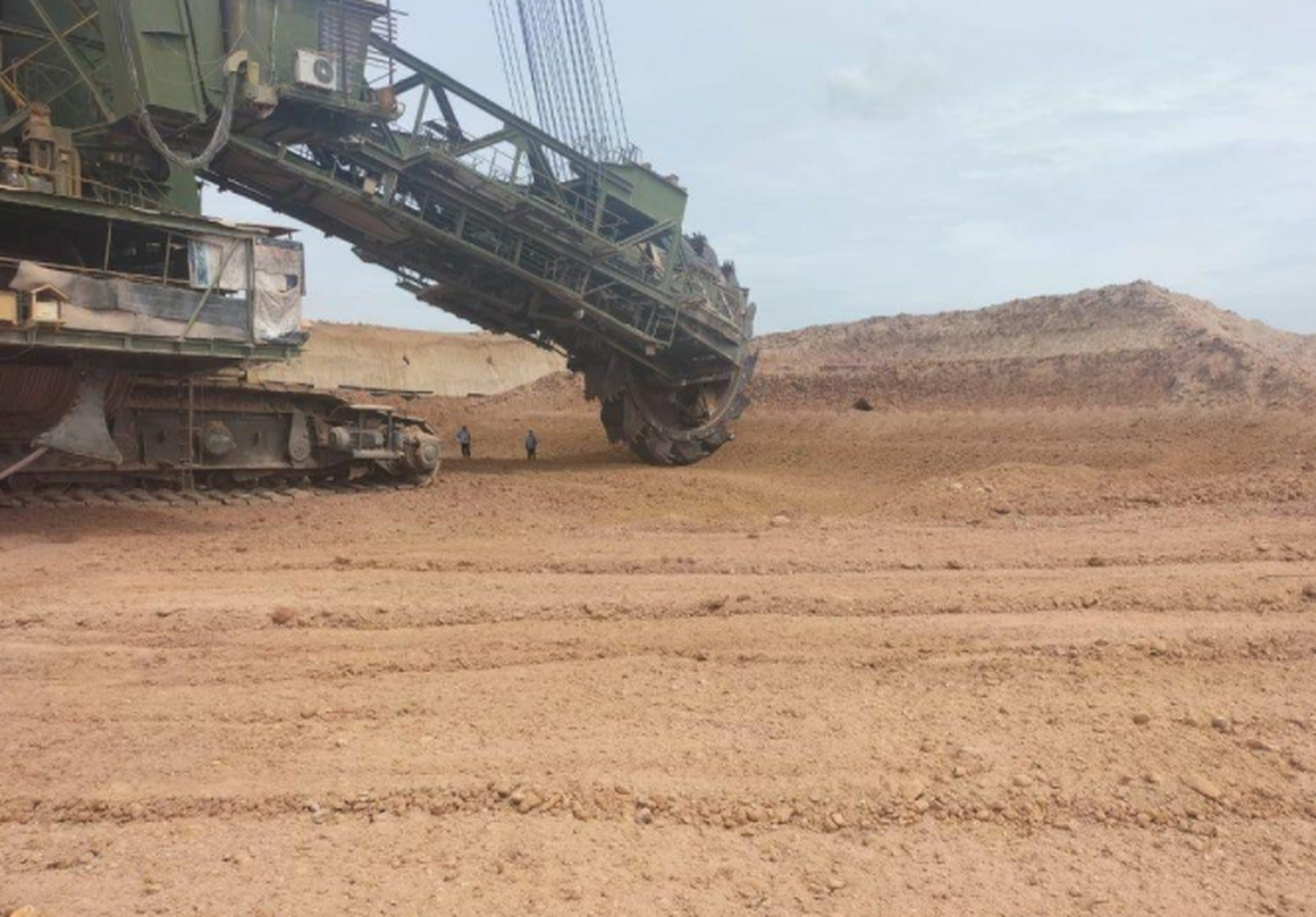 来自德国的巨型挖掘机"bagger 288",这台机器高度达到95米,最大长度