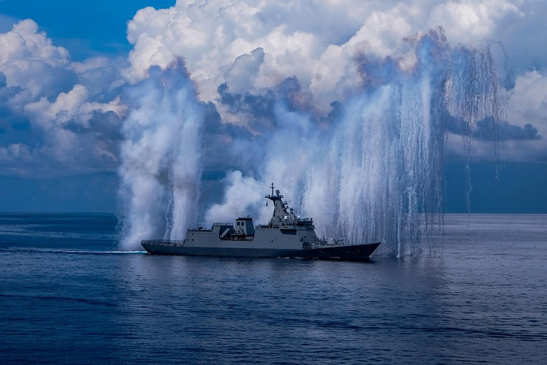 菲律宾海军南海演习  菲律宾海军护卫舰试射新型「斗牛士」箔条反导弹