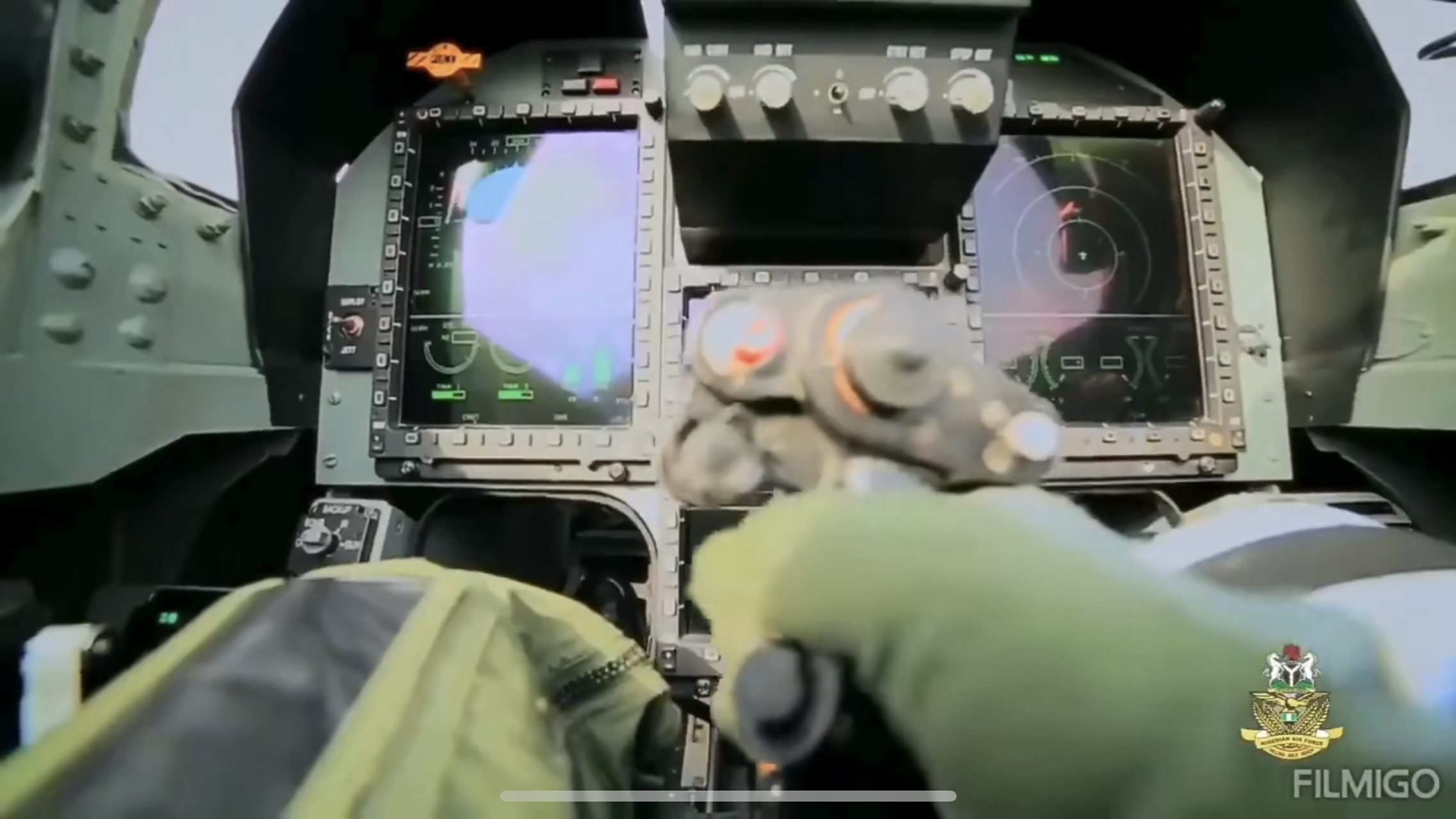 最后一张是美国军工f-16v战斗机的座舱,枭龙战斗机的这个座舱已经是20