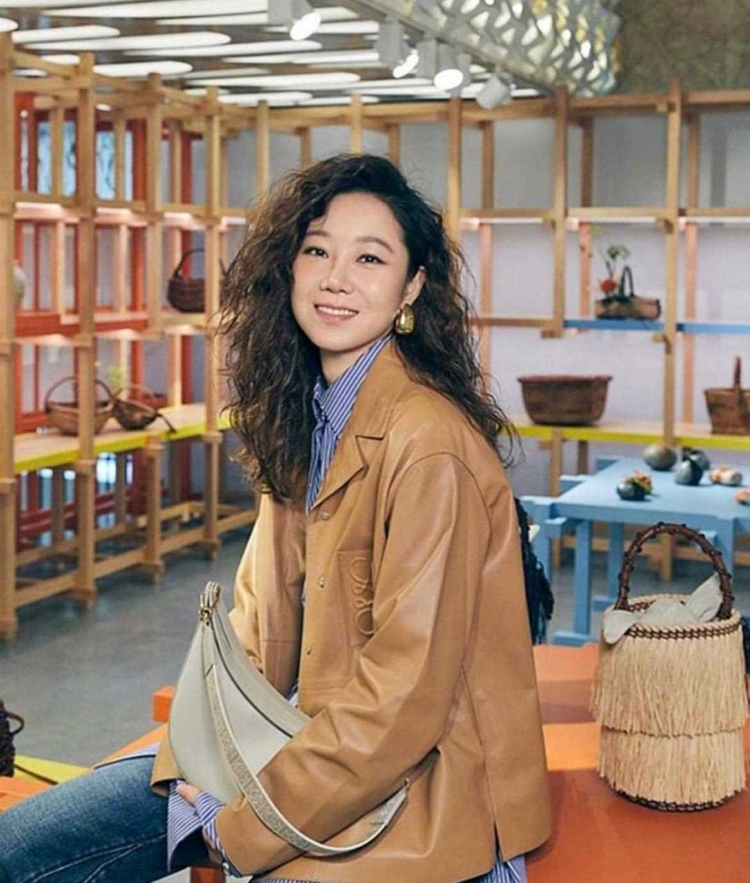 孔孝真亮相首尔快闪店活动,羊毛卷发型搭配姜黄色皮衣时髦个性[石化]