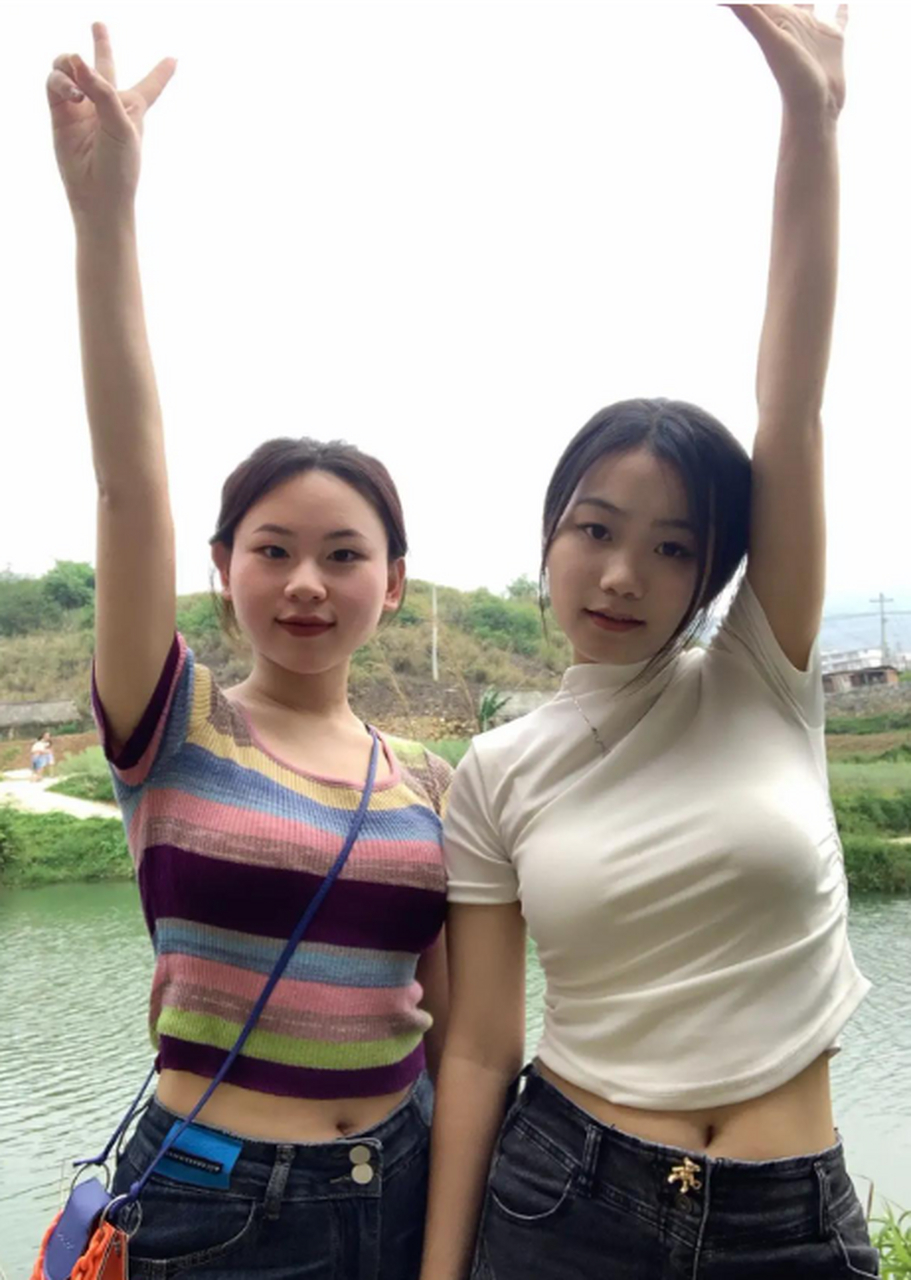 两个表妹是双胞胎,你们能看出哪个是老大,哪个是小的吗?