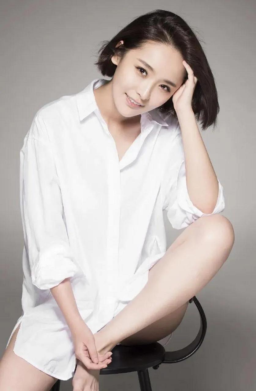 李曼演员是一位备受赞誉的演员,她在她的职业生涯中经历了许多困难和