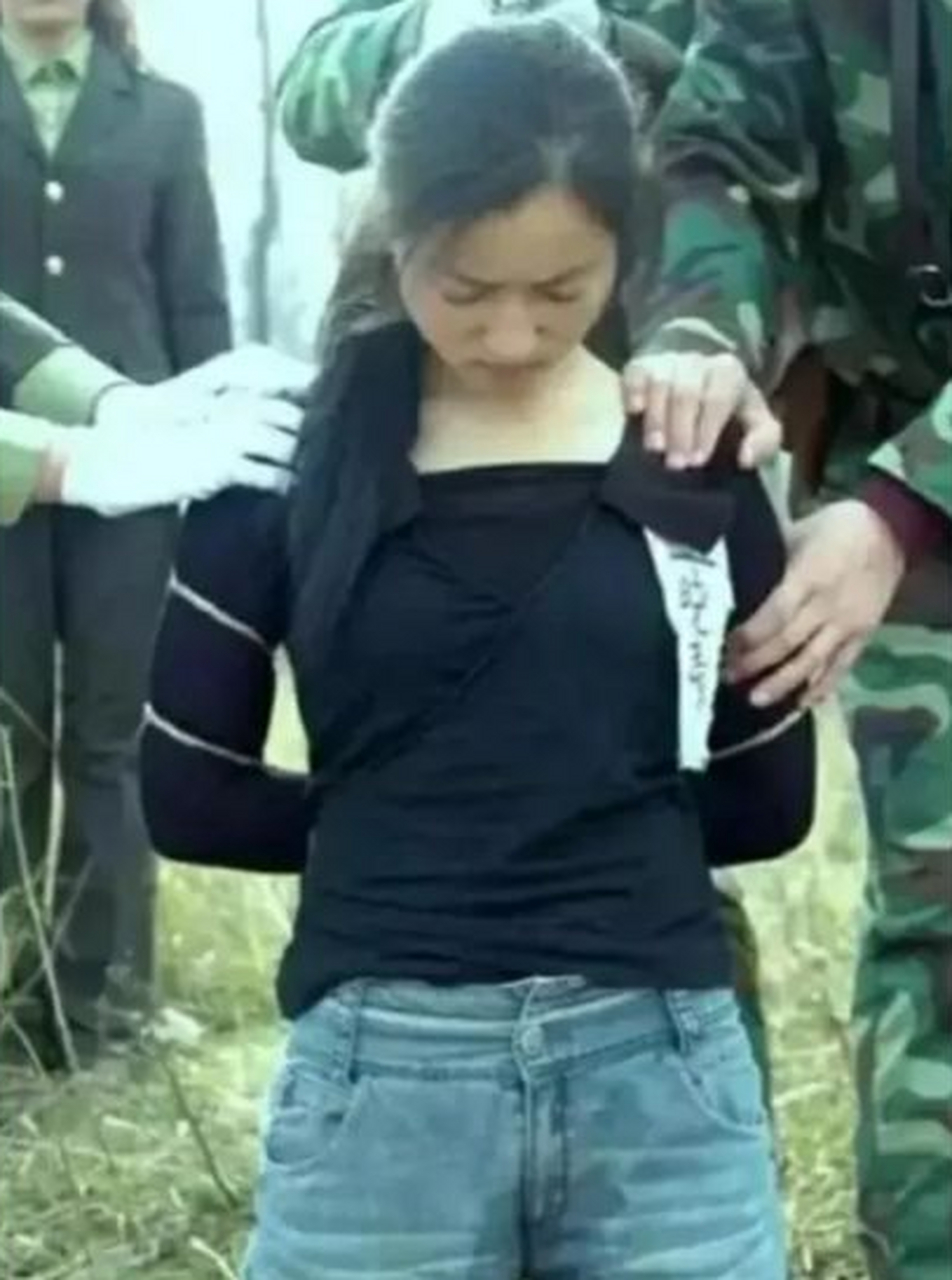 1994年,年仅26岁的漂亮姑娘在执行枪决前,尿湿了裤子