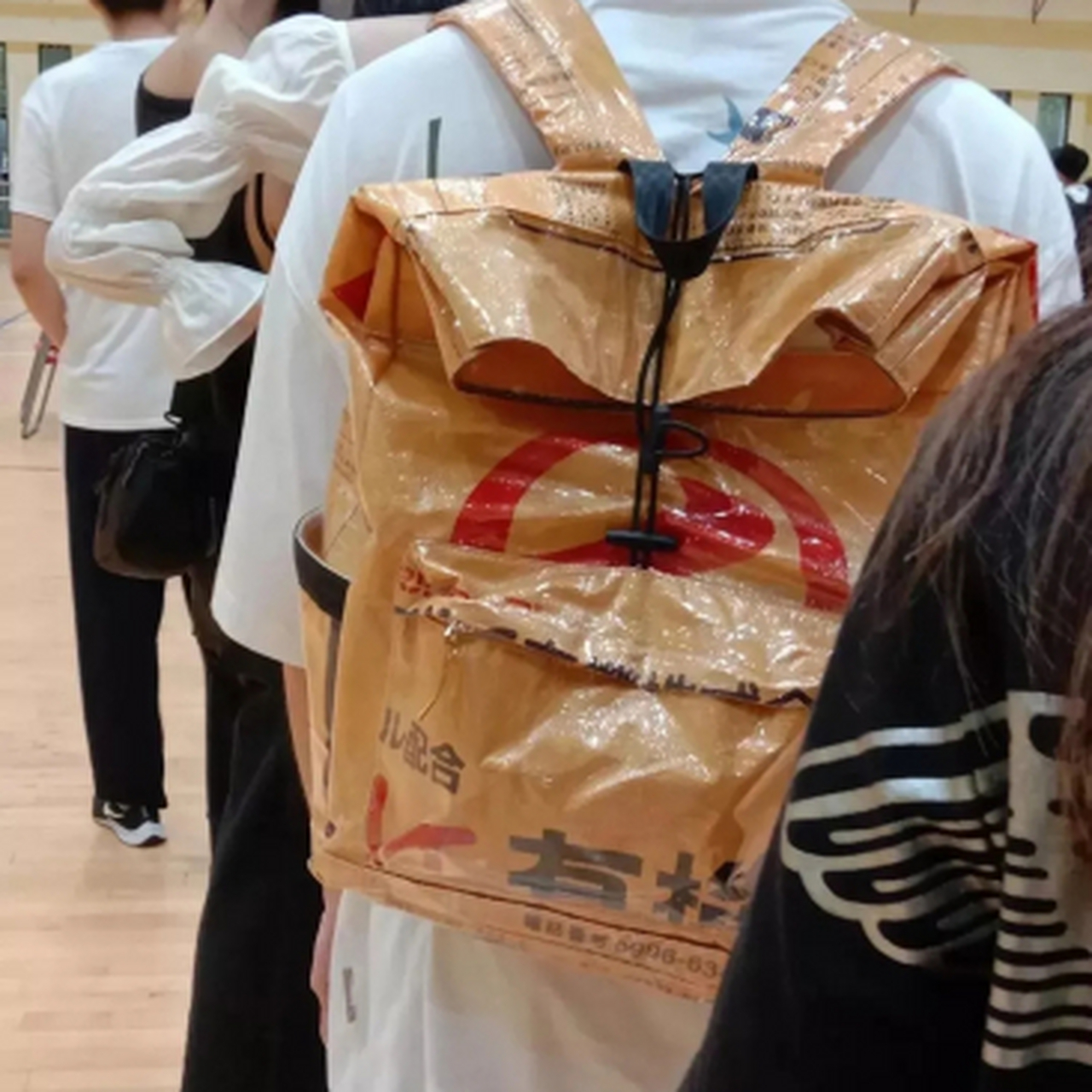 这背包比我的尿素袋好多了