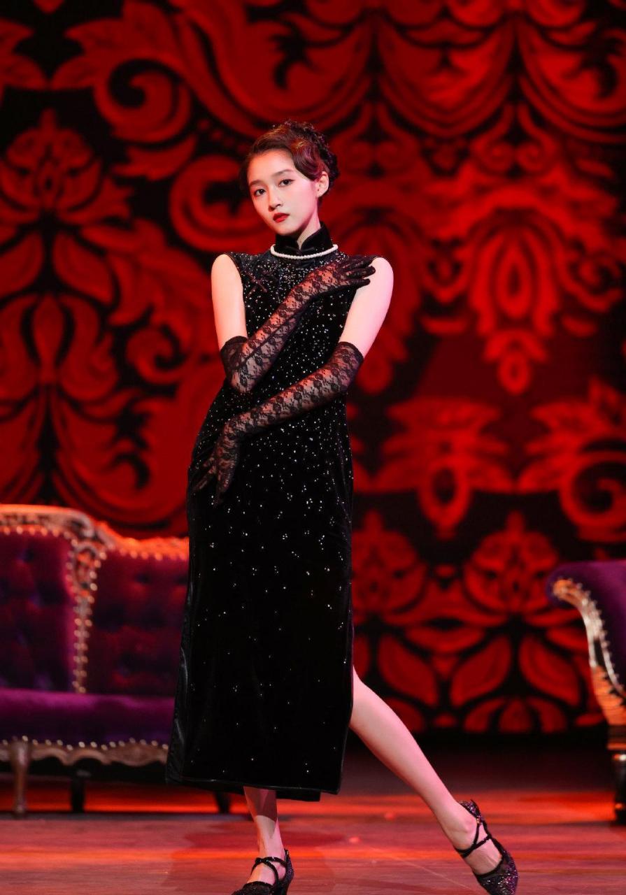 关晓彤王牌对王牌旗袍造型,丝绒亮片旗袍搭配复古的发型,舞姿婀娜,大