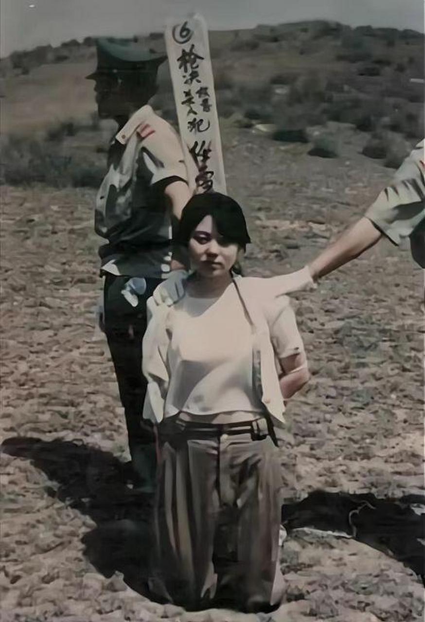 1993年,人称"中国最美女死刑犯"任雪被枪决的照片.