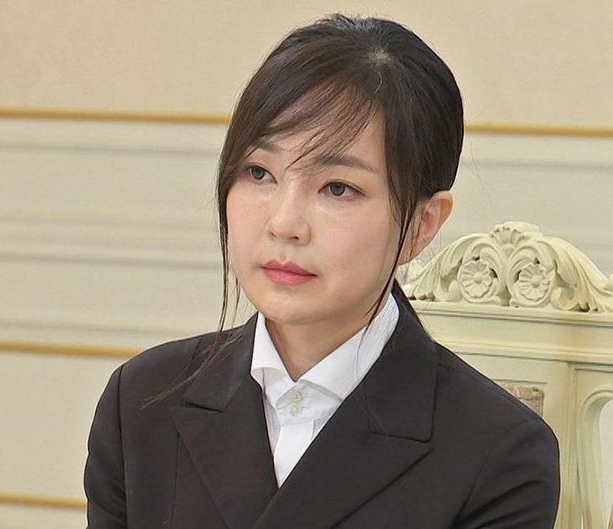 50岁韩国第一夫人,金建希眼睛挺好看
