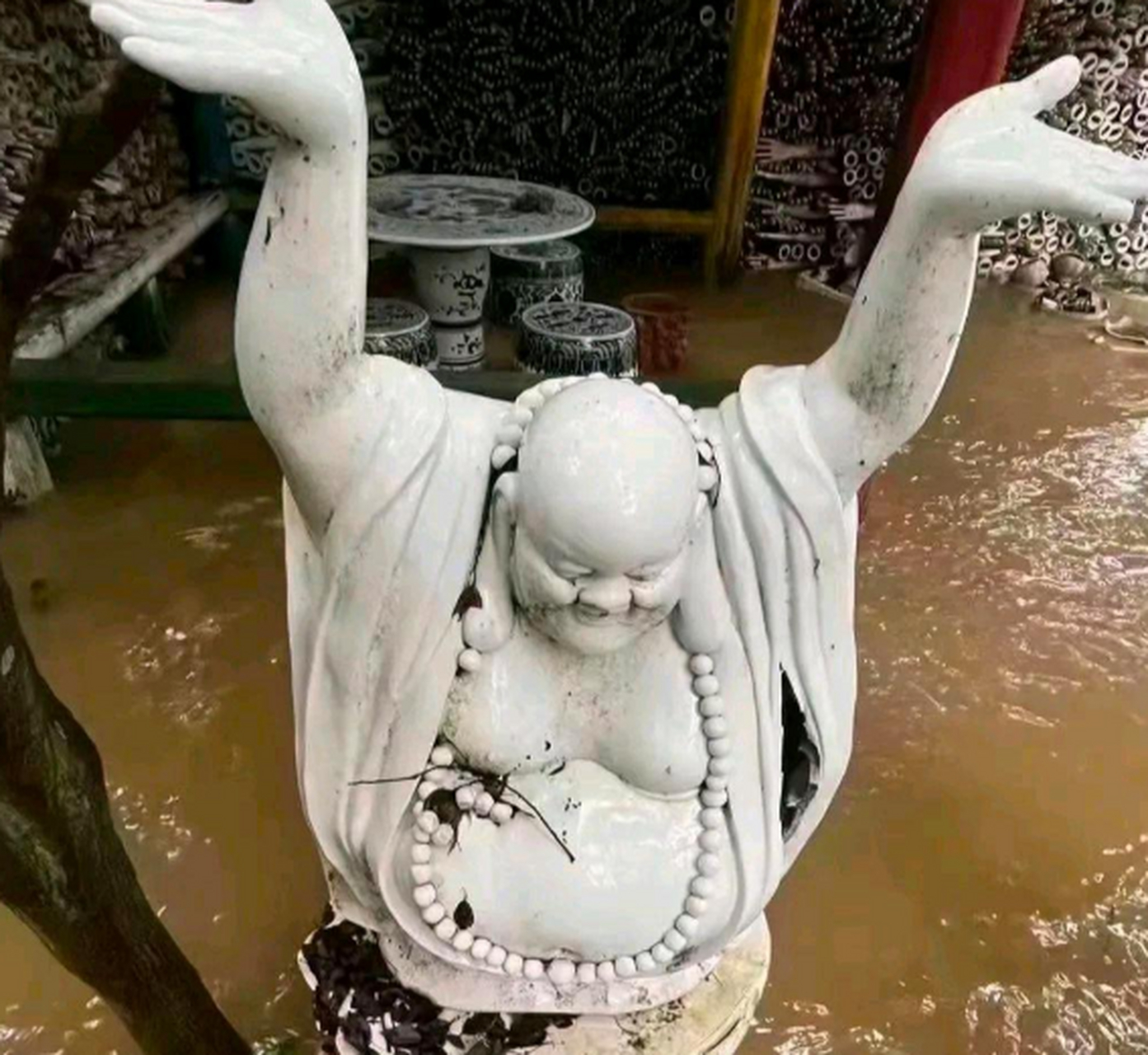 泥菩萨过河,自身难保.