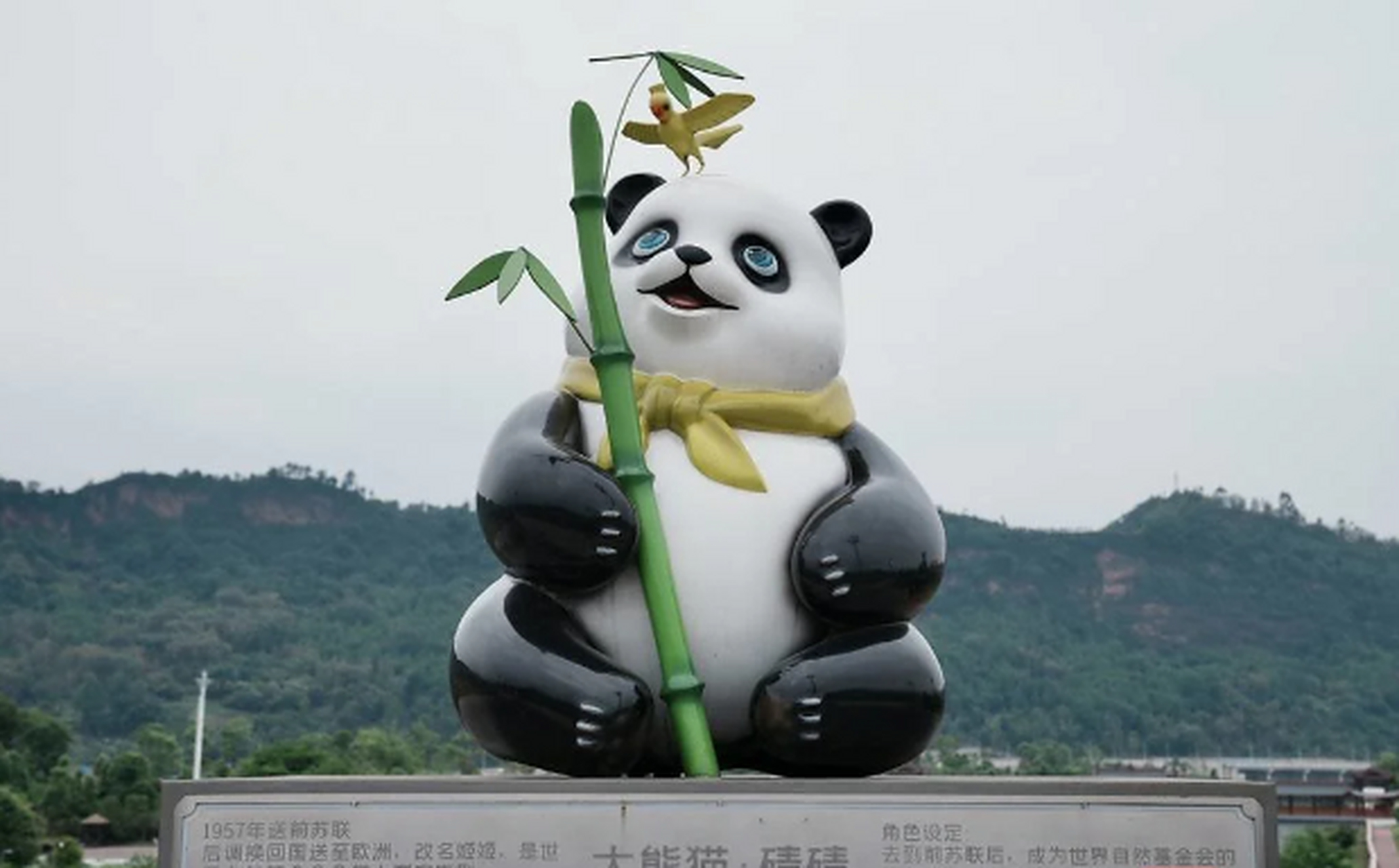 四川一大熊猫雕塑穿和服引争议# #大熊猫# #ai共创计划# 近日,四川