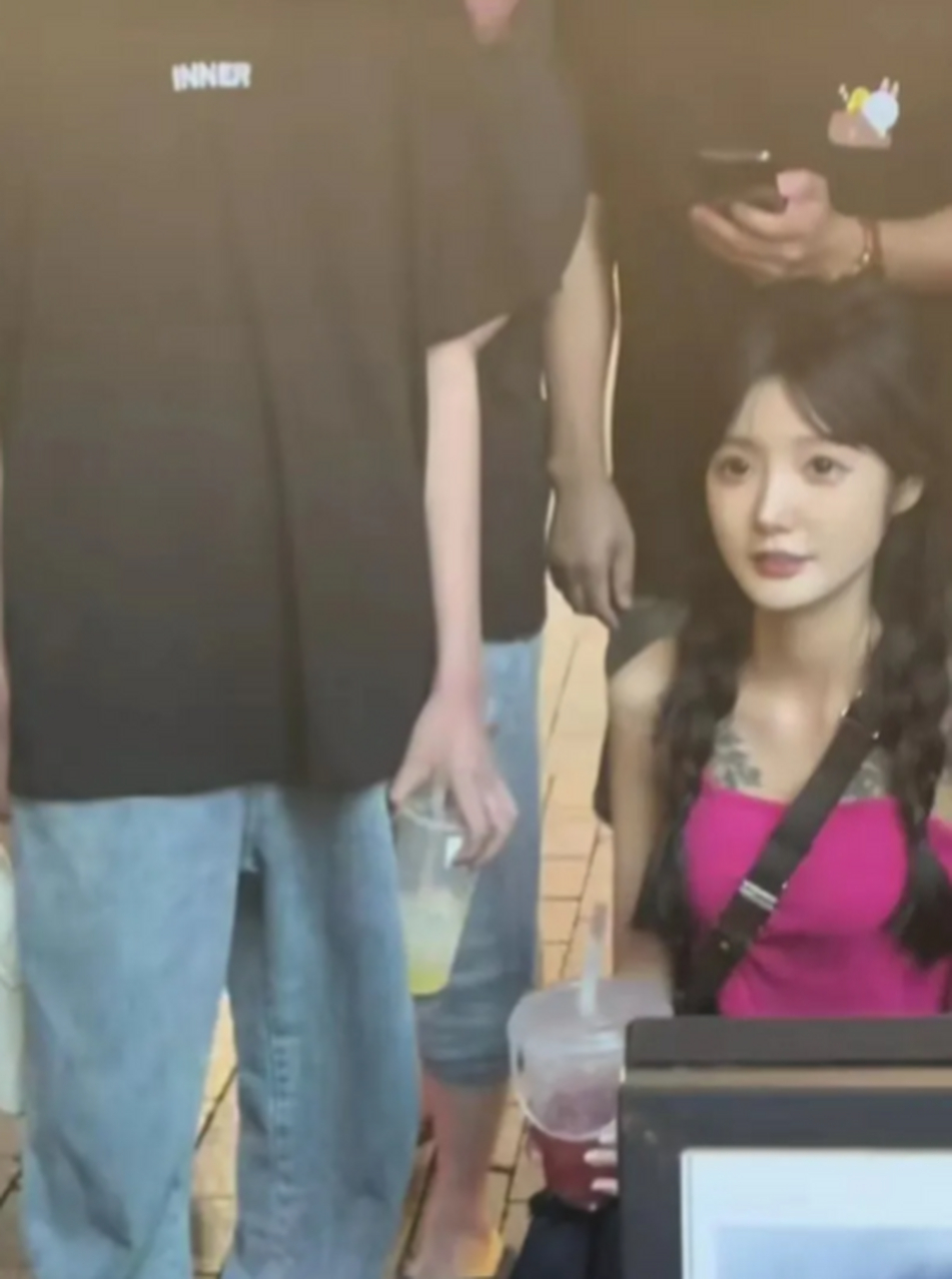 街头偶遇网红套路璐,本人比抖音上还漂亮,身材娇小,皮肤白皙,清纯可爱