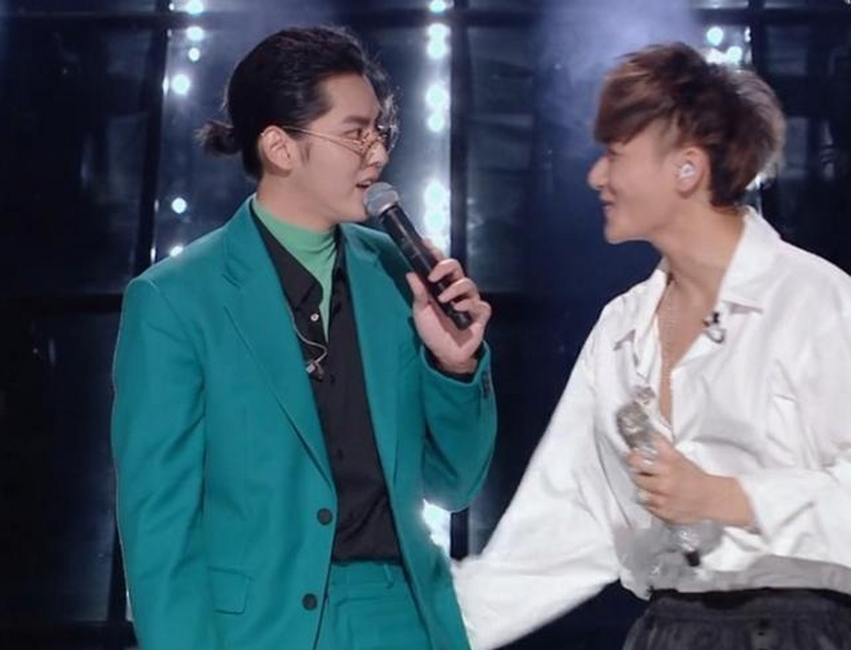 黄子韬与学生交谈时,吴亦凡使他害羞,现在凡凡瓜桃桃很会说话,比以前