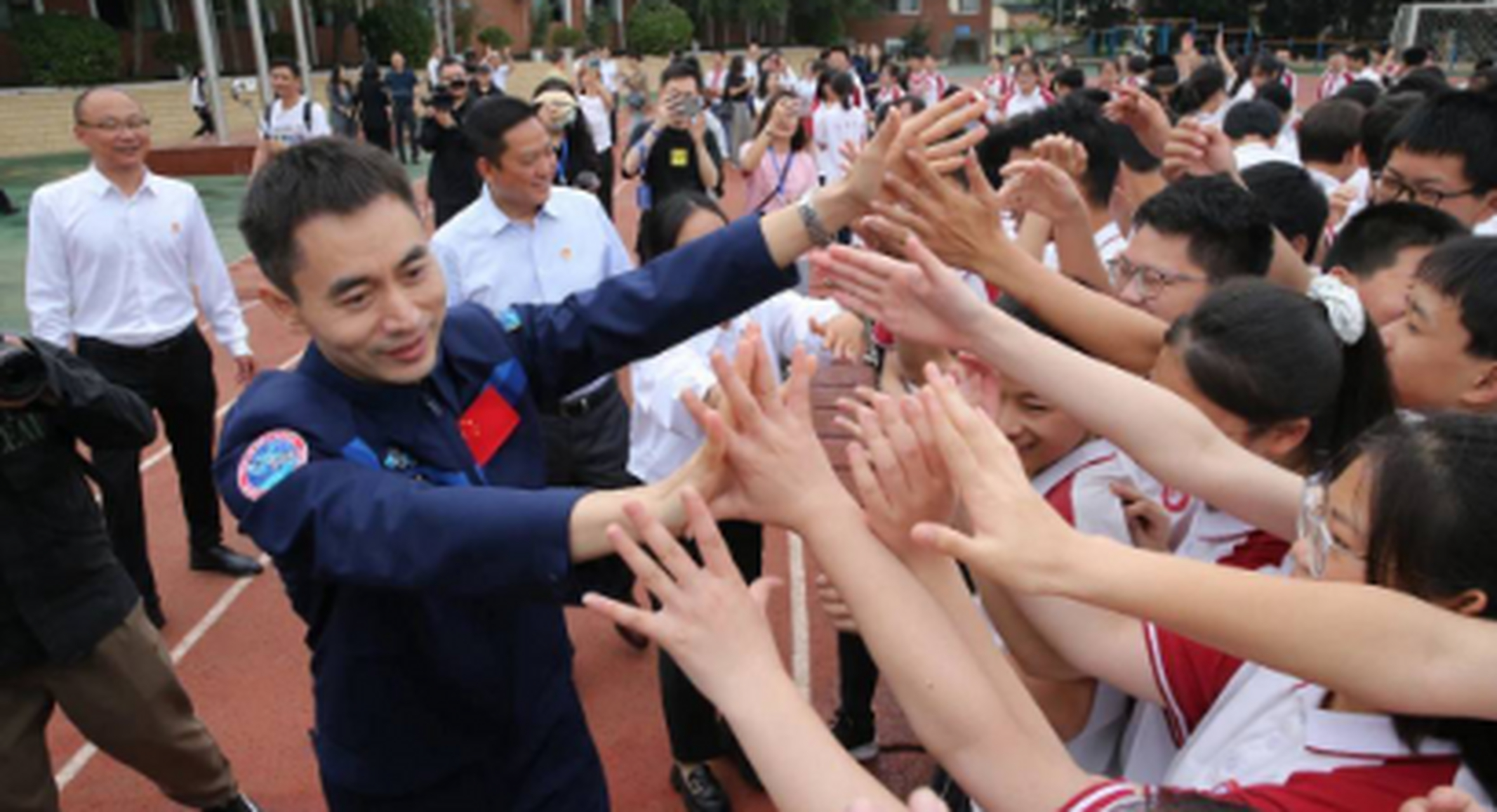 航天員葉光富回母校 萬安中學國防教育啟動暨航天展館儀式 4月18日