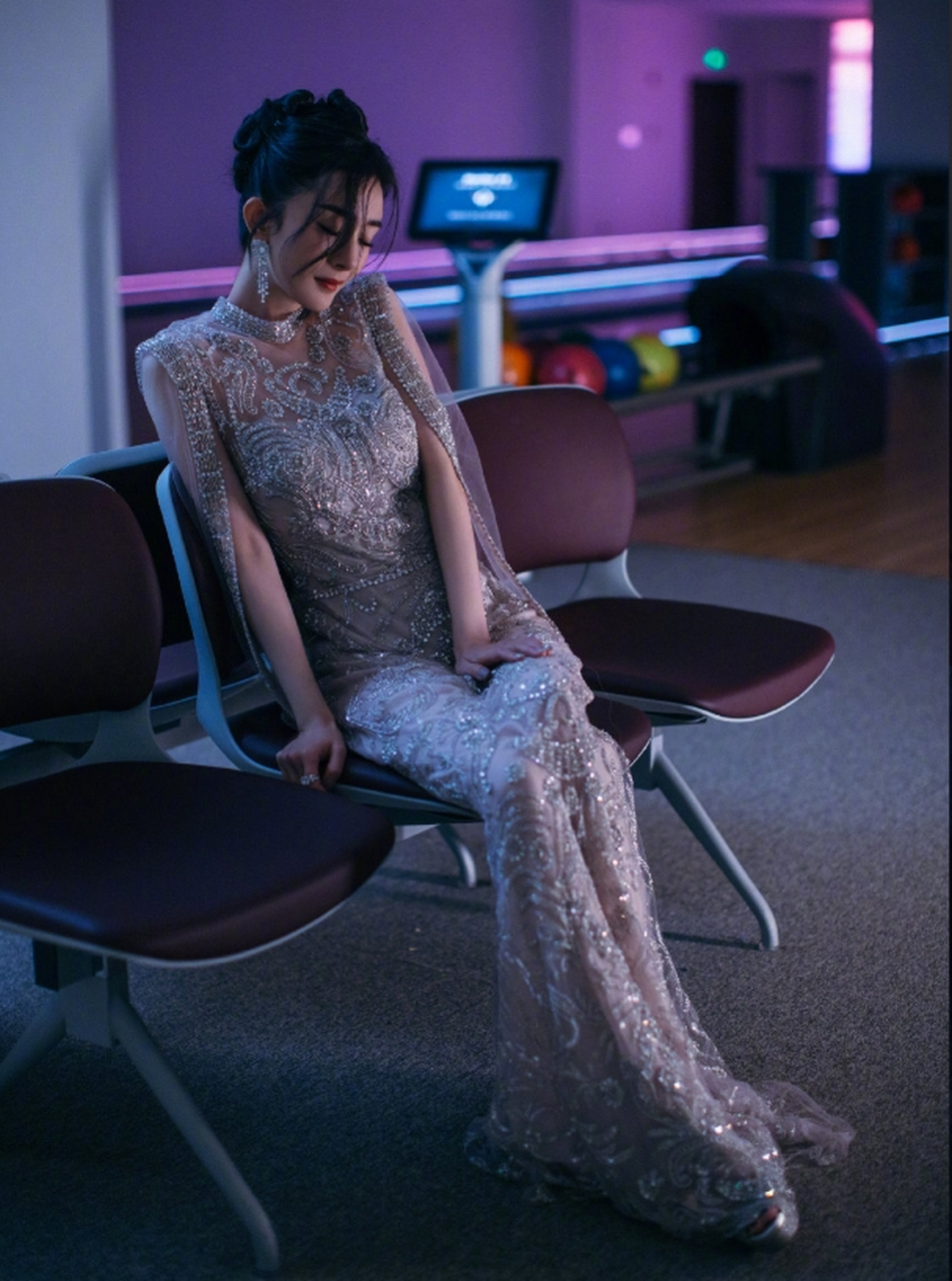 性感妩媚,娇艳撩人的#杨幂# 丰满傲人的事业线,凹凸有致,性感妖娆的