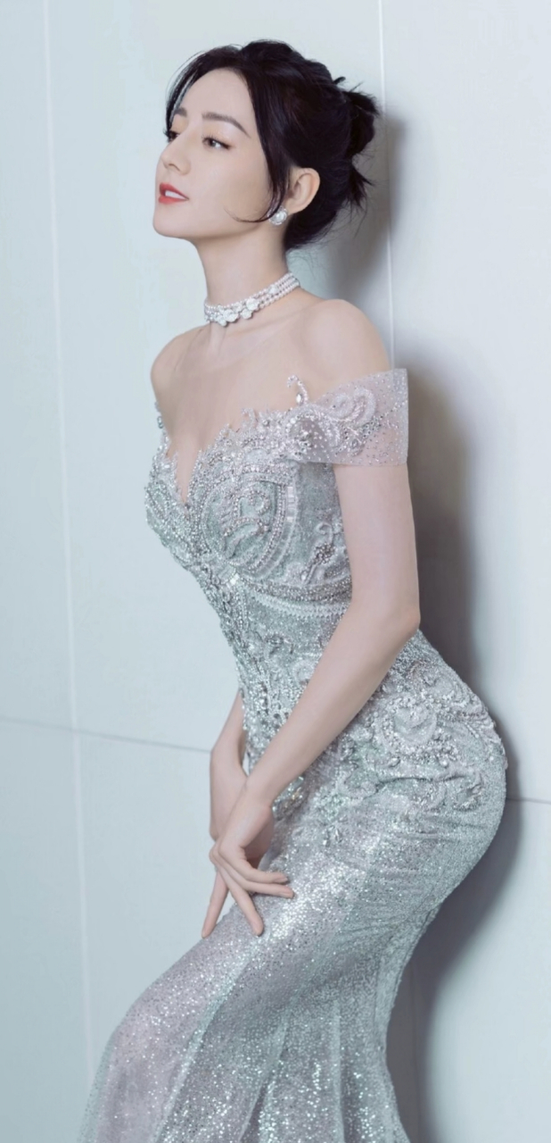 迪丽热巴亮银色长裙衬托出凸凹有致好身材. 女神范十足![嘘]